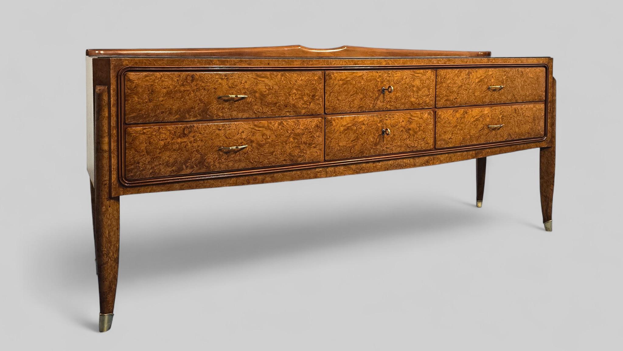 Buffet ou commode italienne du milieu du siècle attribué à Paolo Buffa. en vente 1