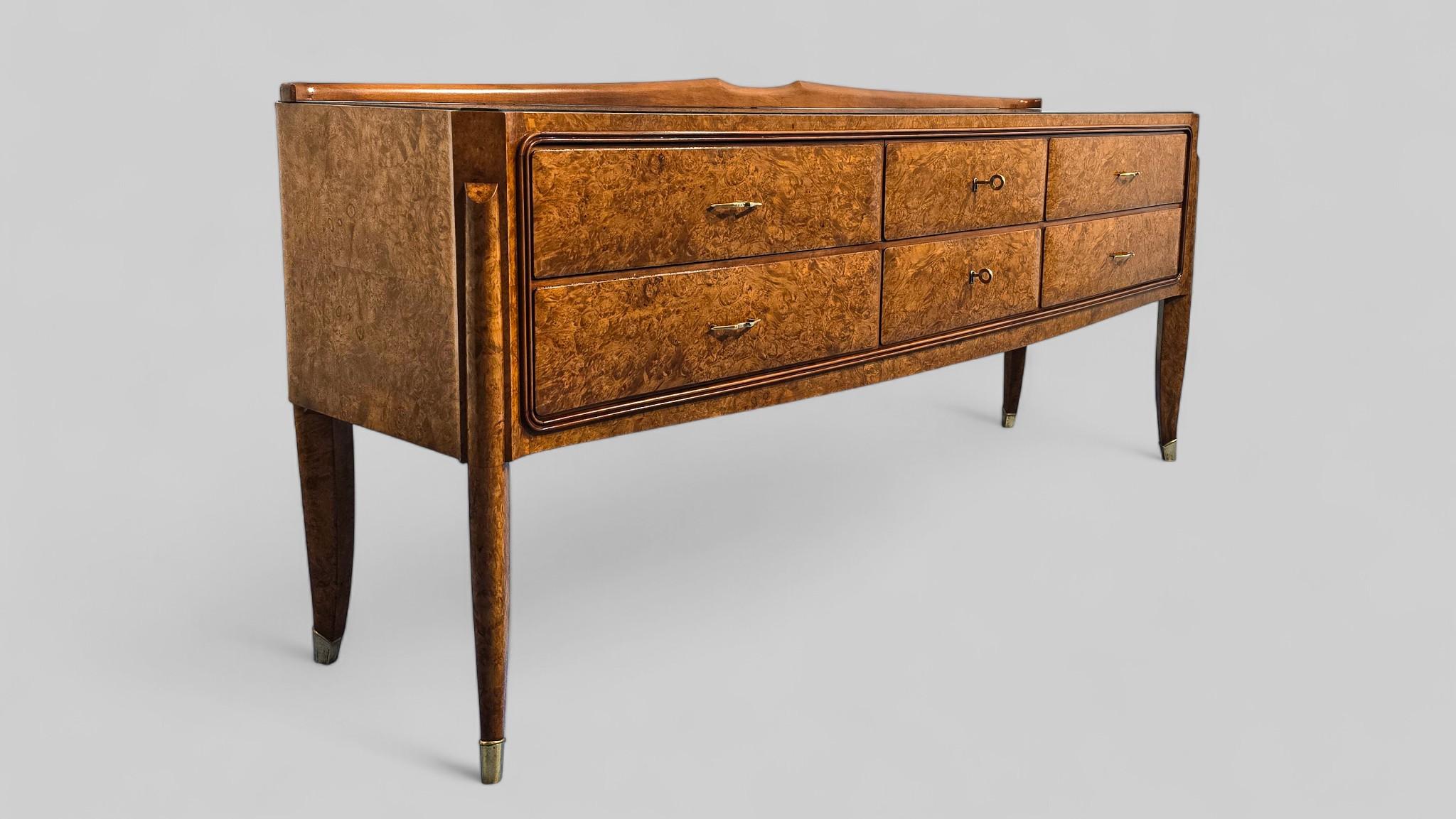 Buffet ou commode italienne du milieu du siècle attribué à Paolo Buffa. en vente 2