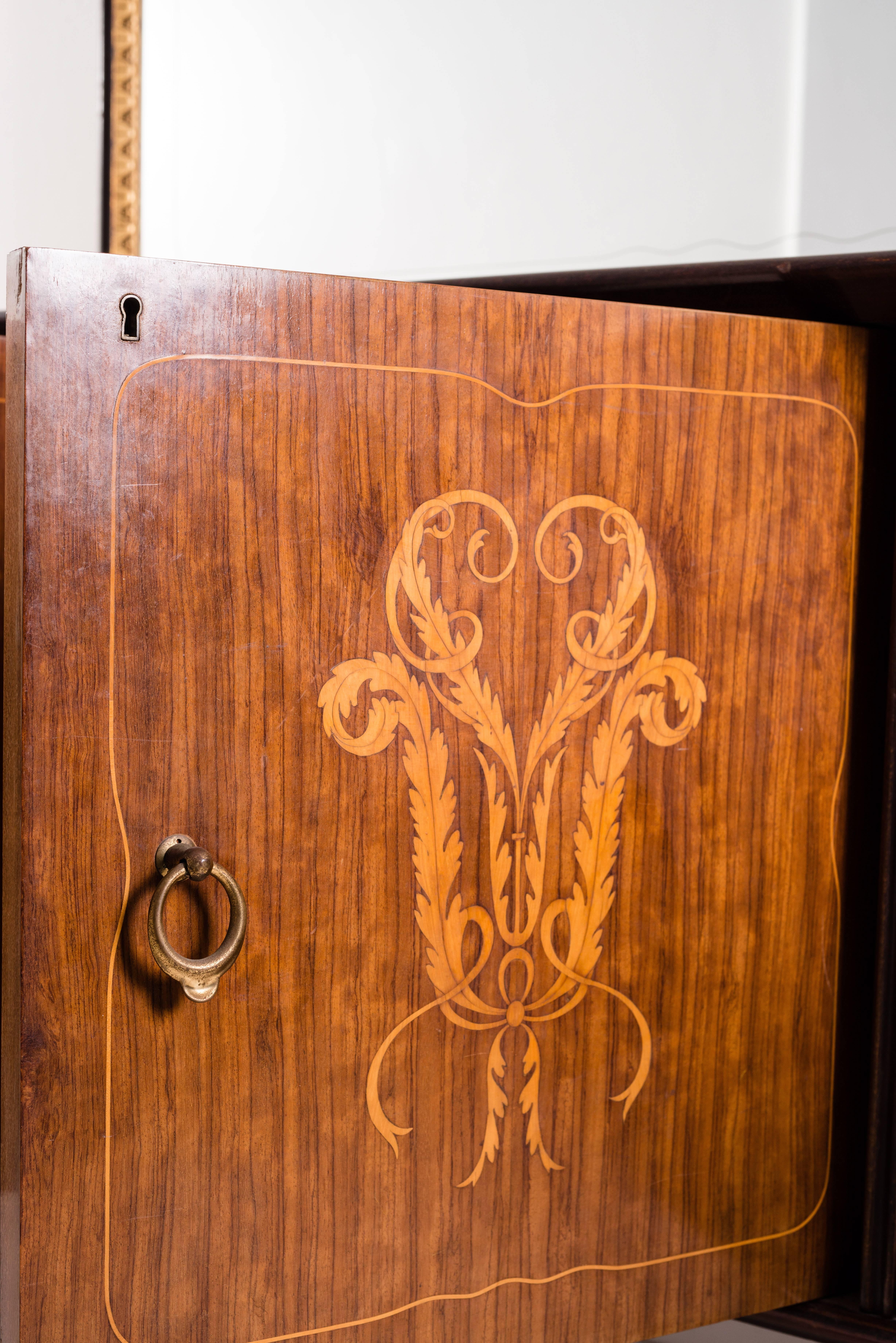 Italienisches Sideboard mit Spiegel von Paolo Buffa aus der Mitte des Jahrhunderts, 1950er Jahre (Moderne der Mitte des Jahrhunderts) im Angebot