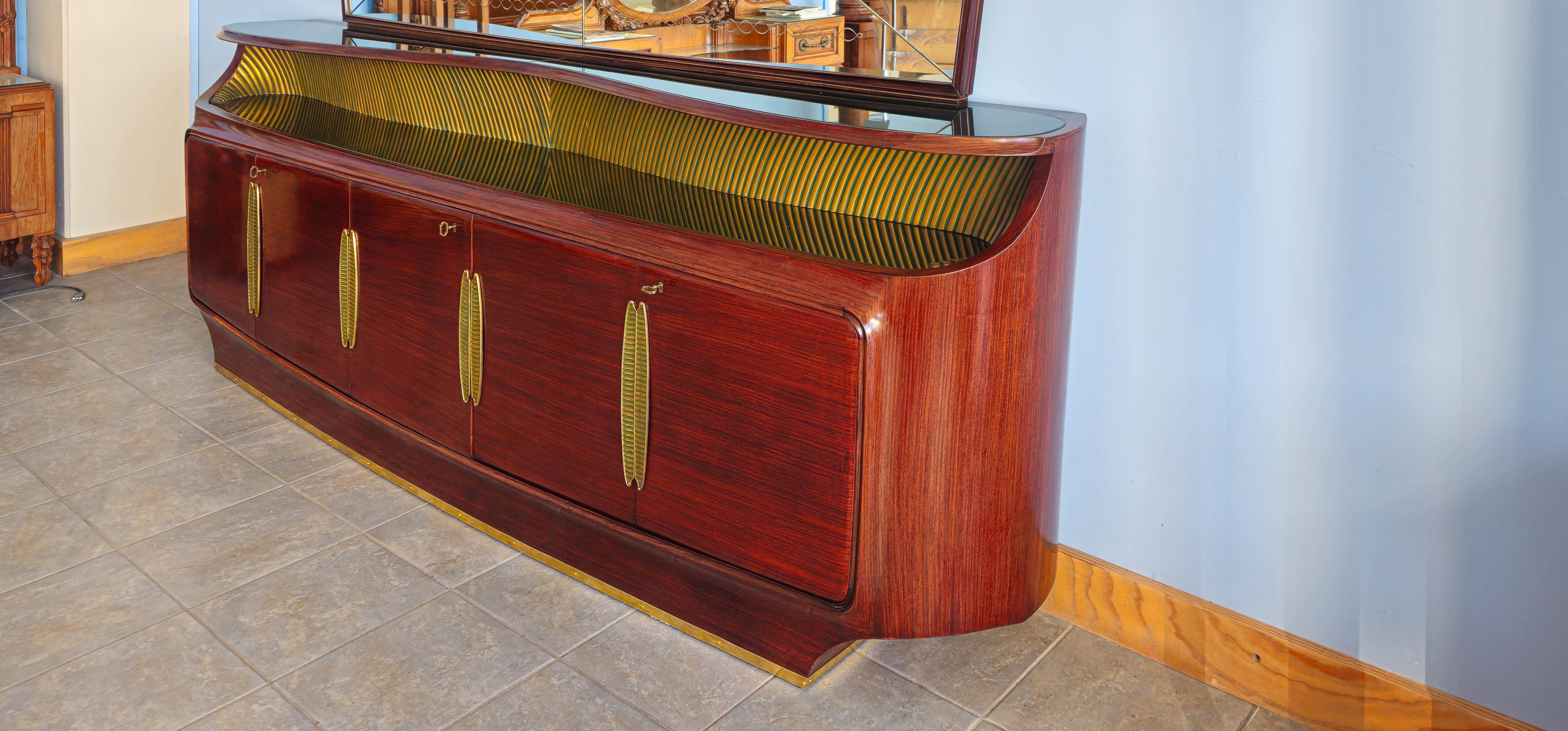 Mid-Century moderno Credenza italiana del Medioevo con specchio, design di Vittorio Dassi, anni '50 in vendita