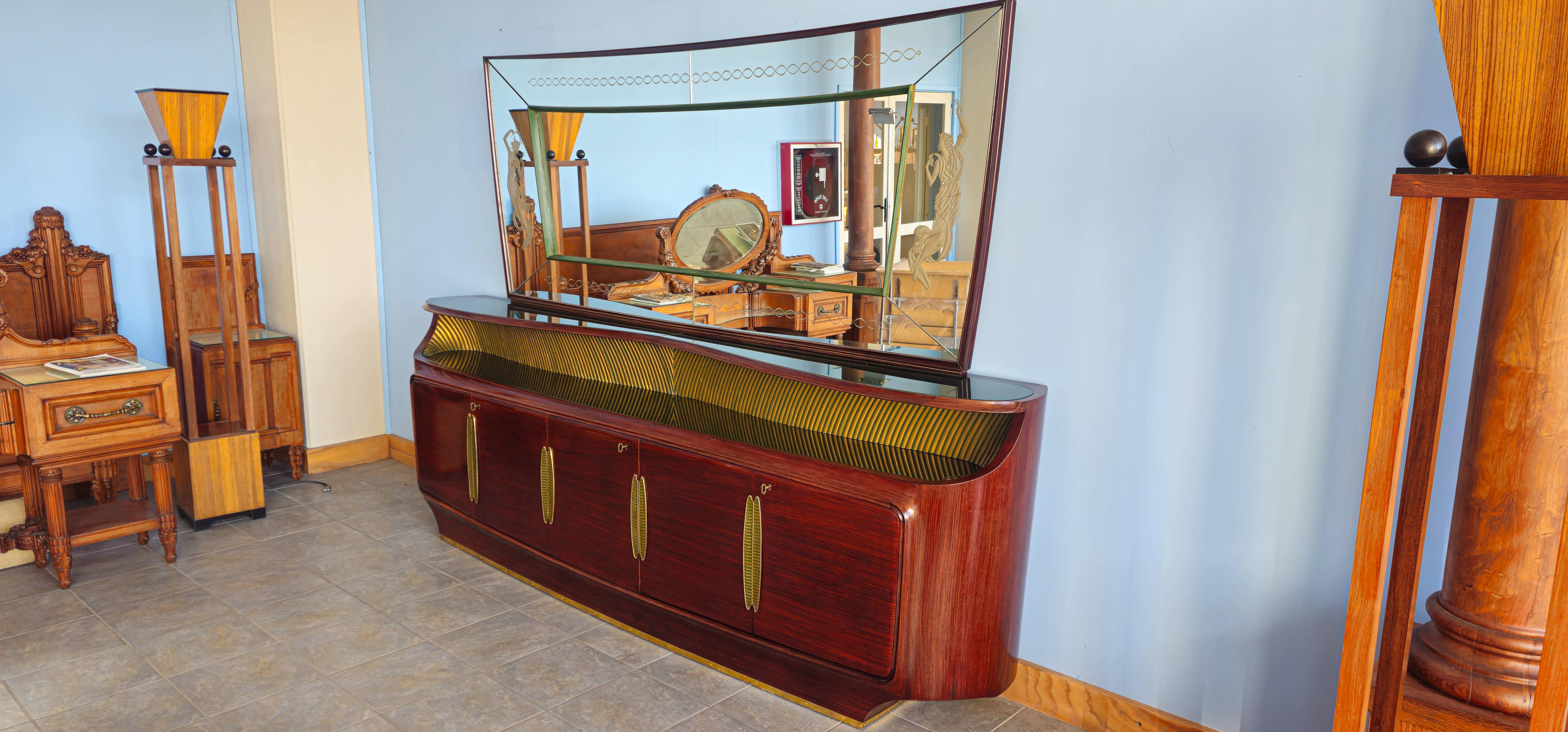 Metà XX secolo Credenza italiana del Medioevo con specchio, design di Vittorio Dassi, anni '50 in vendita