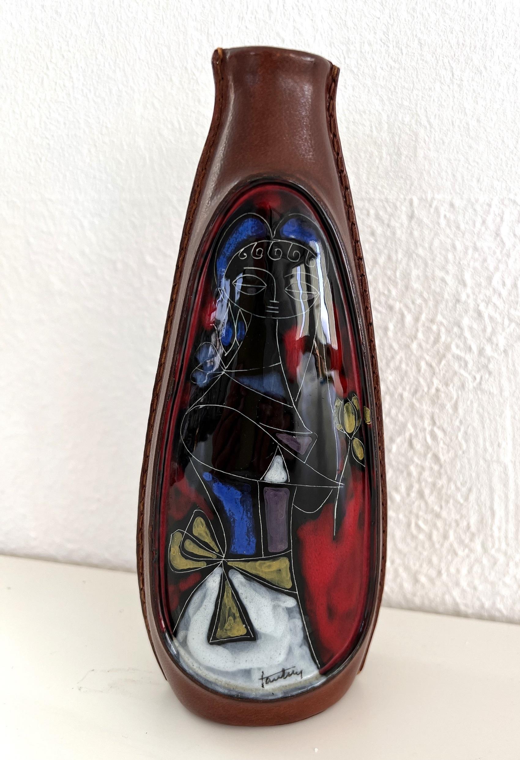 Italienische Blumenvase aus Keramik, signiert Mitte des Jahrhunderts, von Marcello Fantoni, 1960

Wunderschöne ikonische Vase des italienischen Künstlers Marcello Fantoni aus der Mitte des Jahrhunderts.
Lederumhüllte Vase mit einem modernistischen