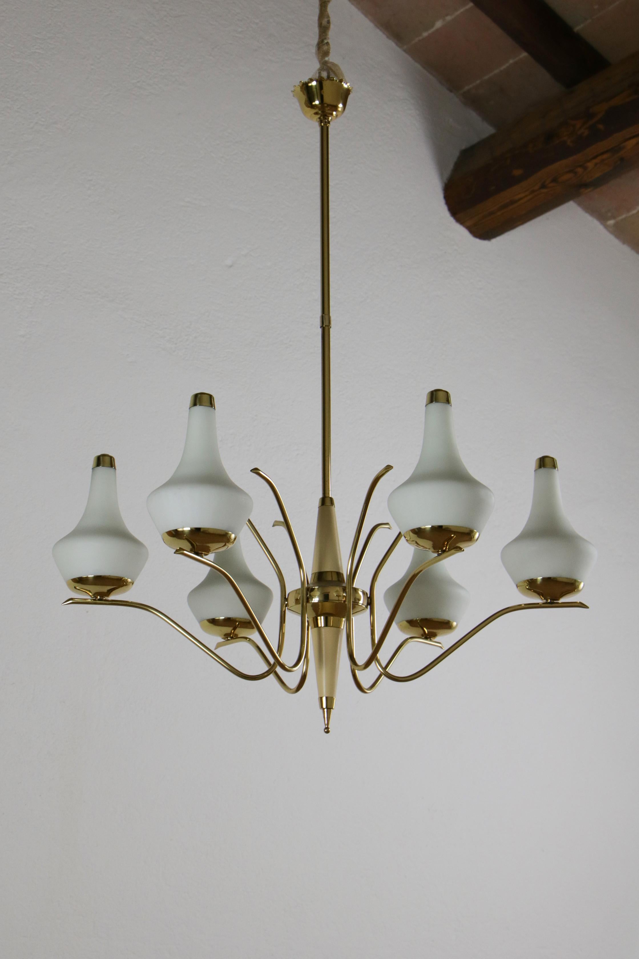 Italian Midcentury Six Lights Gold and Ivory Chandelier Attributed to Stilnovo For Sale 4
