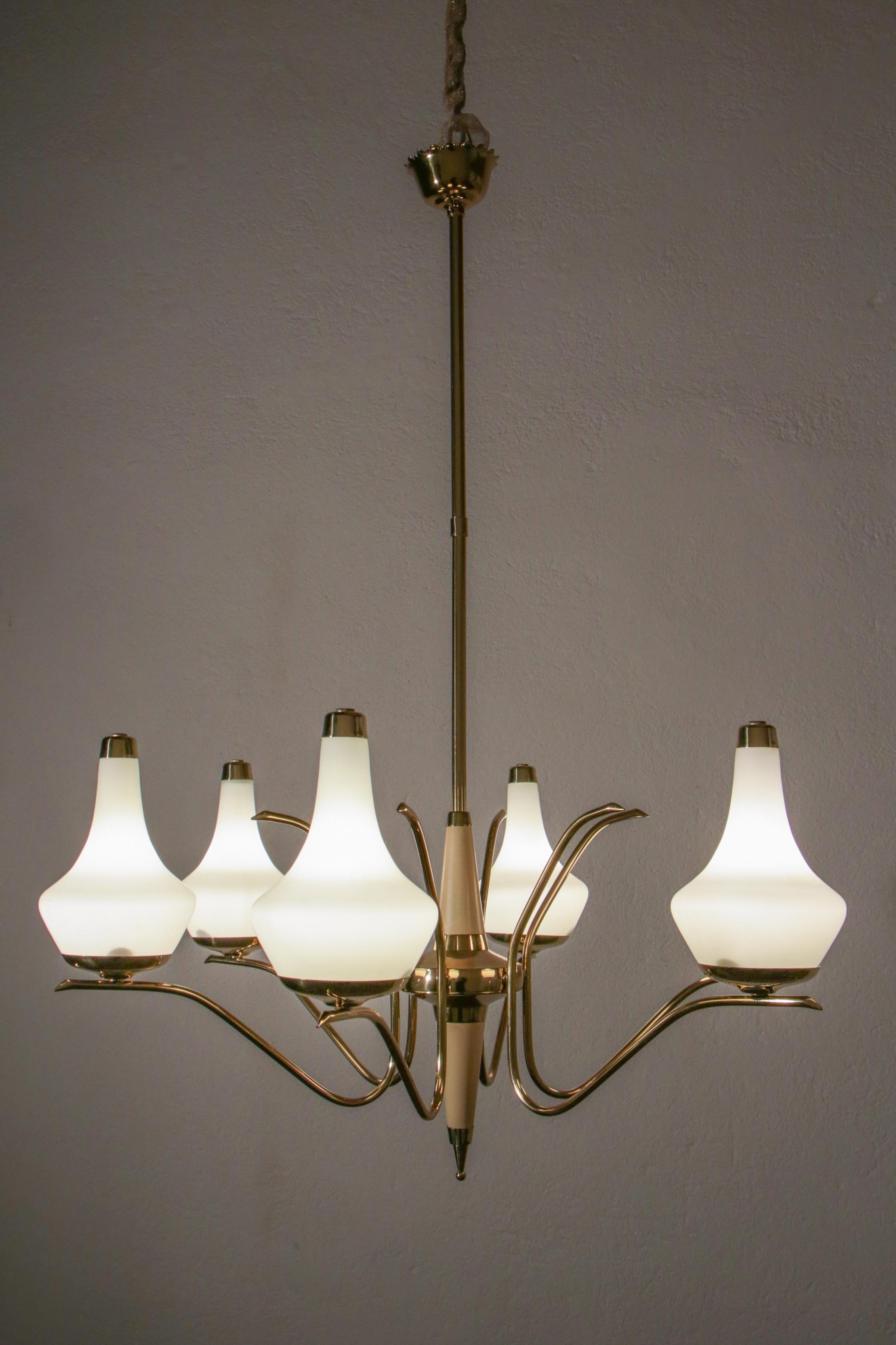 Italian Midcentury Six Lights Gold and Ivory Chandelier Attributed to Stilnovo In Good Condition For Sale In Traversetolo, IT