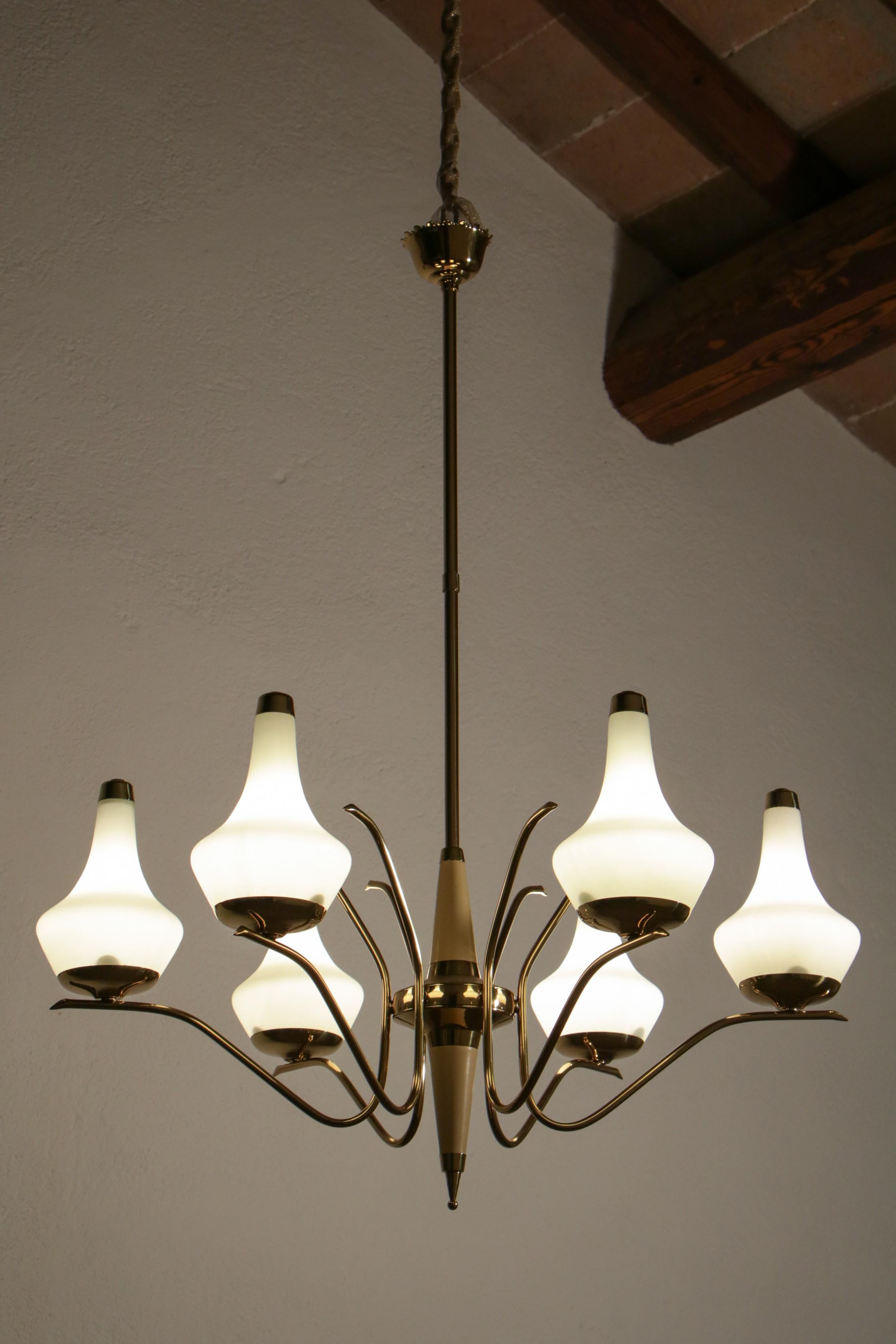 Mid-20th Century Italian Midcentury Six Lights Gold and Ivory Chandelier Attributed to Stilnovo For Sale