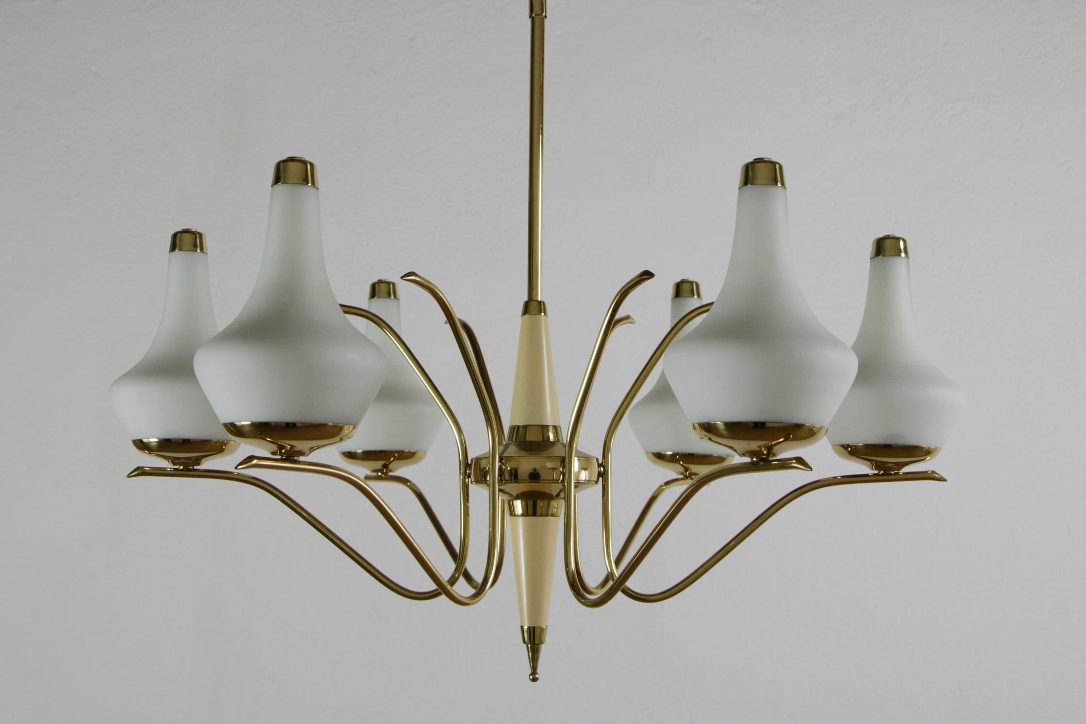 Italian Midcentury Six Lights Gold and Ivory Chandelier Attributed to Stilnovo For Sale 2