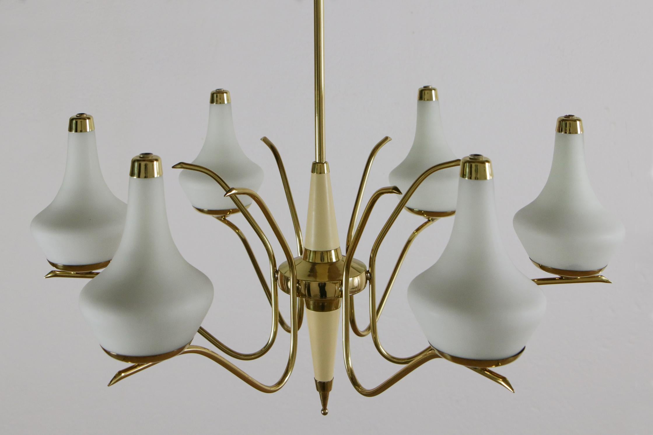 Italian Midcentury Six Lights Gold and Ivory Chandelier Attributed to Stilnovo For Sale 3