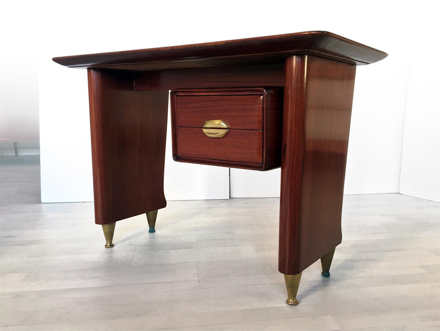 This stunning Italian small writing Desk of the 1950s, also named 'dattilo', is attributable to Vittorio Dassi, and was usually accompanied by its largest executive Desk (see last image).
It has solid structure, finished and supported by conic brass