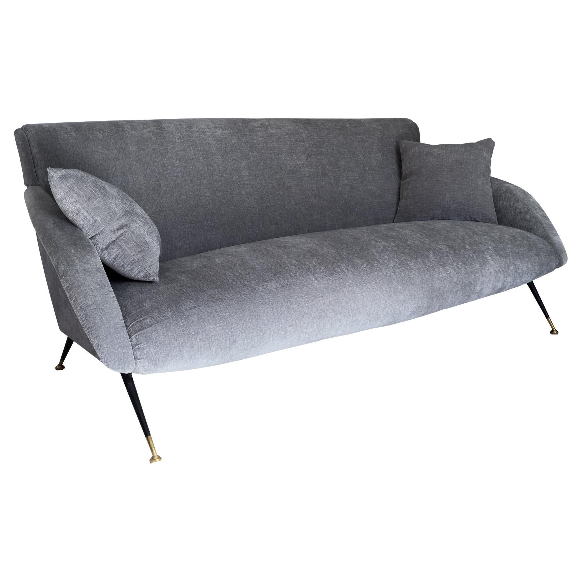 Italienisches Mid-Century-Sofa mit 3 Sitzen aus grau-blauem Samt, 1950er Jahre