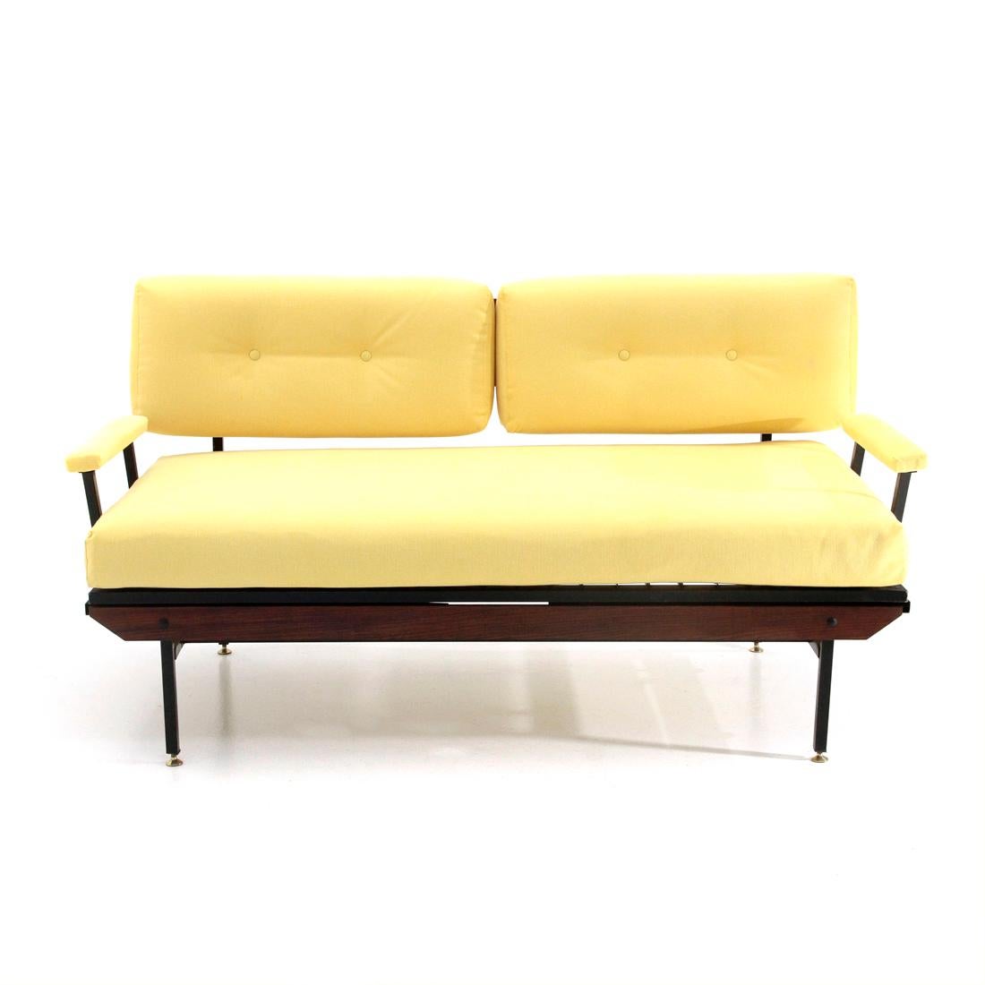 Italian manufacture sofa produced in the 1950s.
Structure in black painted metal.
Schienale formato da tre listelli in legno.
Seat and back cushions padded and lined with new yellow fabric.
Armrests in black metal with padding and yellow