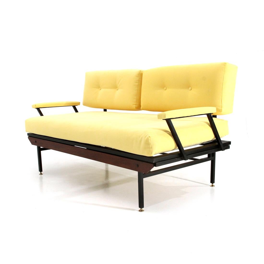 Italian Midcentury Sofa Bed in Yellow Fabric, 1950s In Good Condition For Sale In Savona, IT