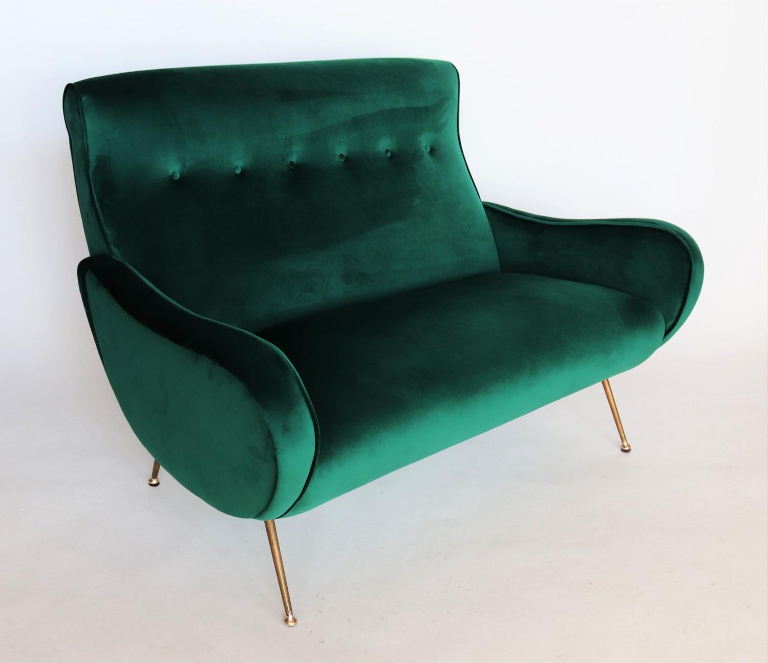 Italian Midcentury Sofa in New Green Velvet and Brass Tipps, 1950s For Sale 5