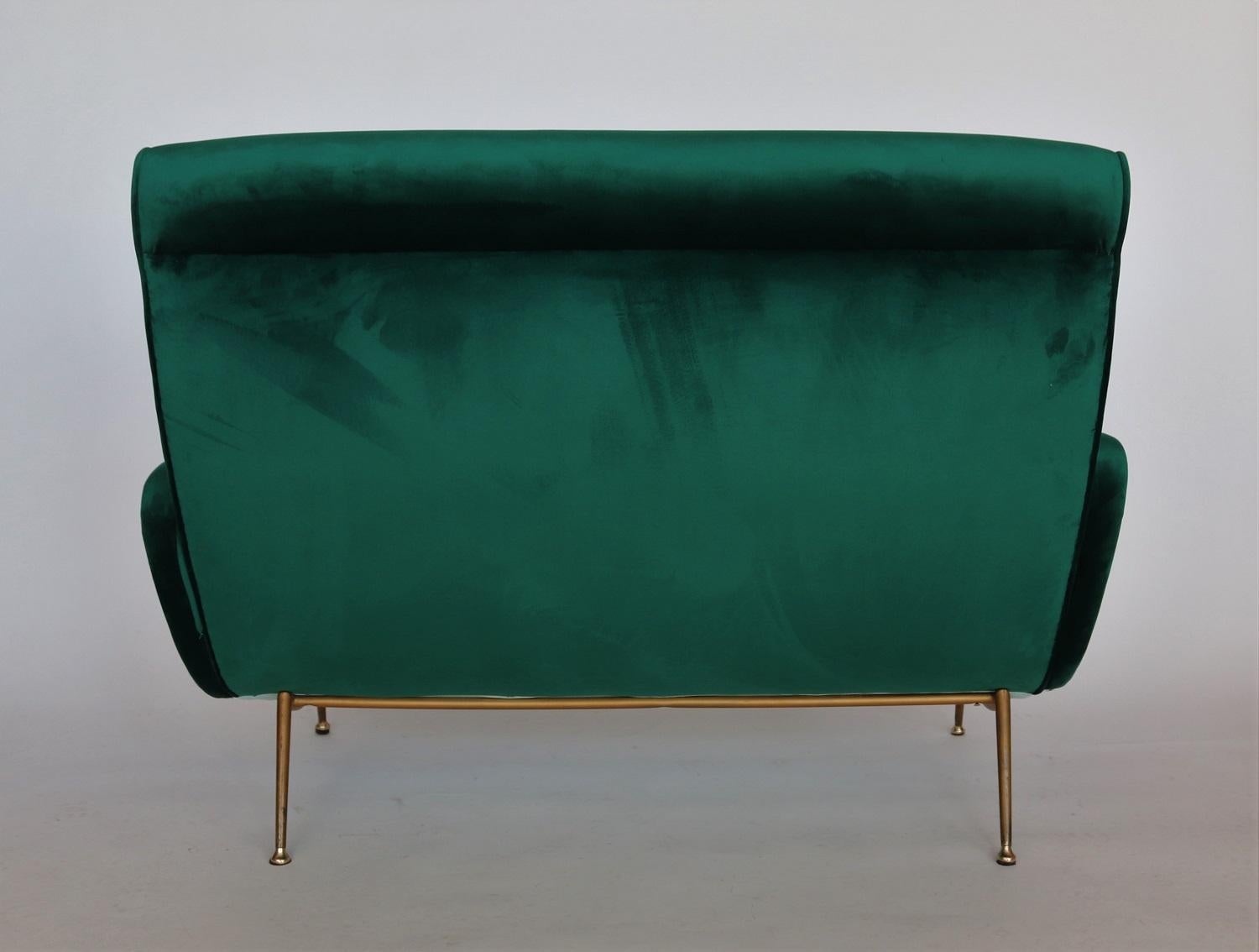 Italian Midcentury Sofa in New Green Velvet and Brass Tipps, 1950s For Sale 6