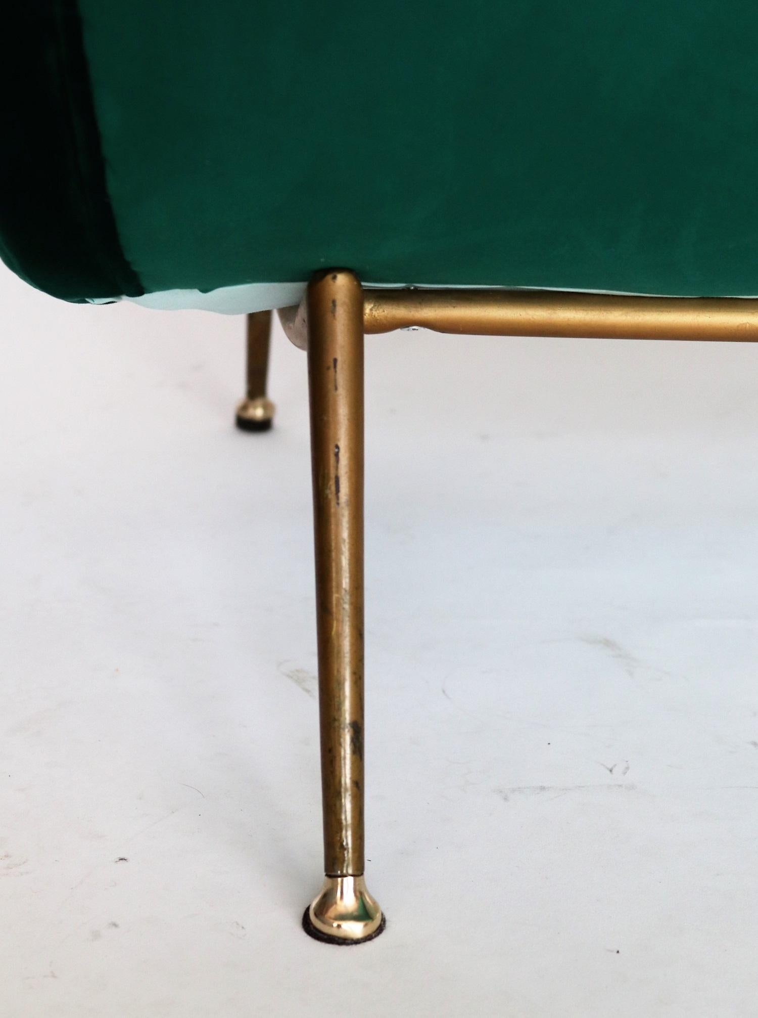 Italian Midcentury Sofa in New Green Velvet and Brass Tipps, 1950s For Sale 9