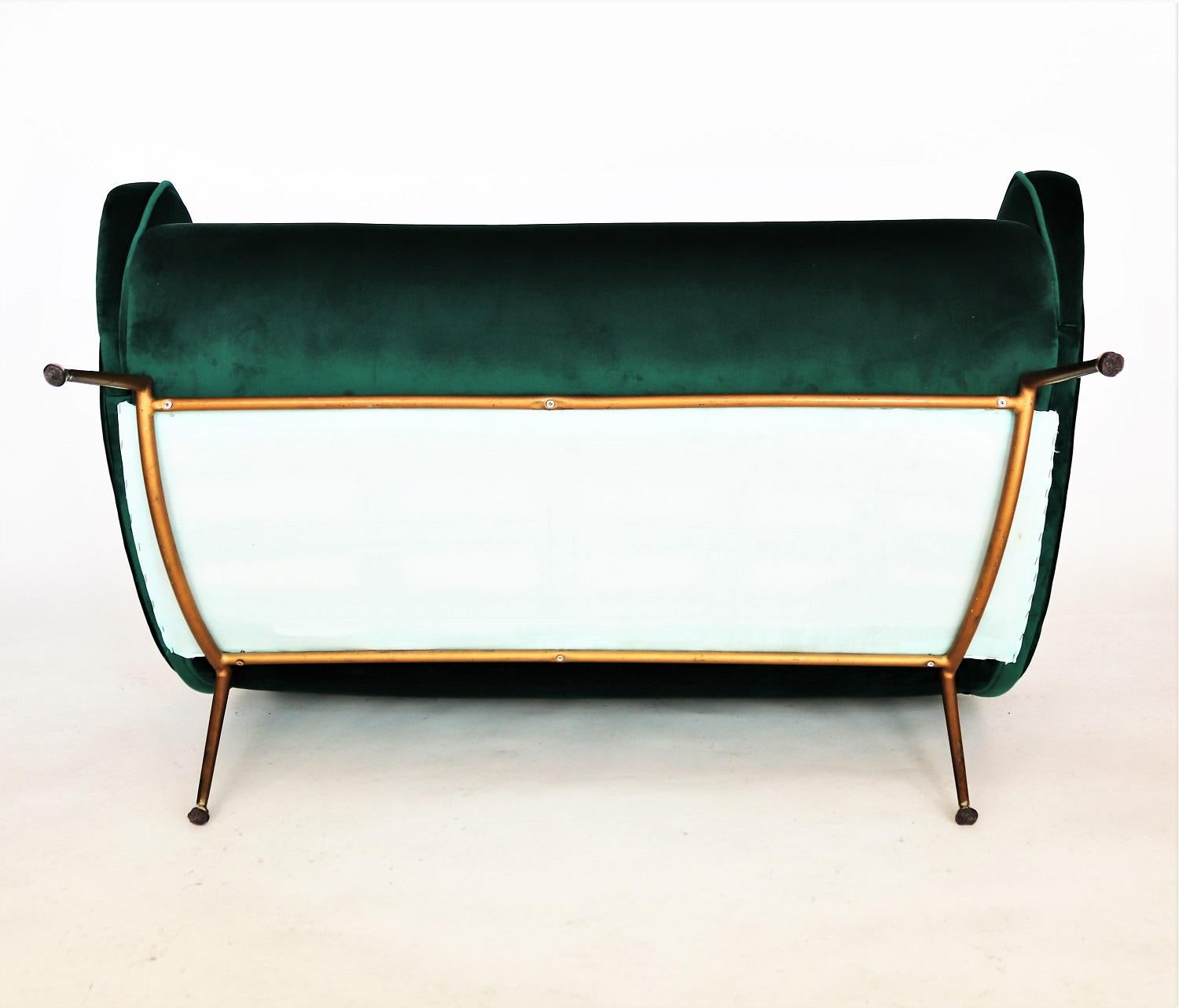 Italian Midcentury Sofa in New Green Velvet and Brass Tipps, 1950s For Sale 10