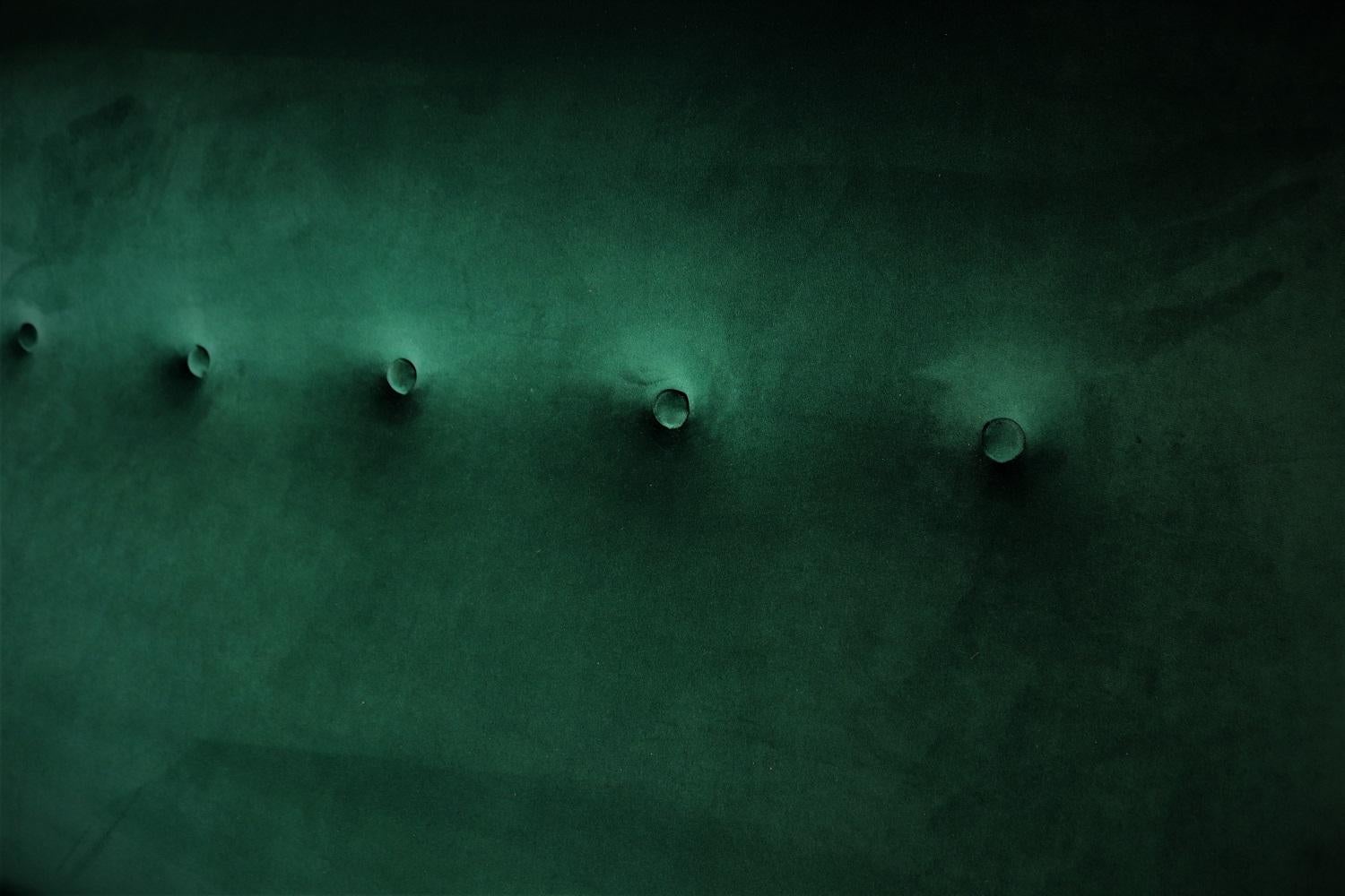 Italian Midcentury Sofa in New Green Velvet and Brass Tipps, 1950s For Sale 11