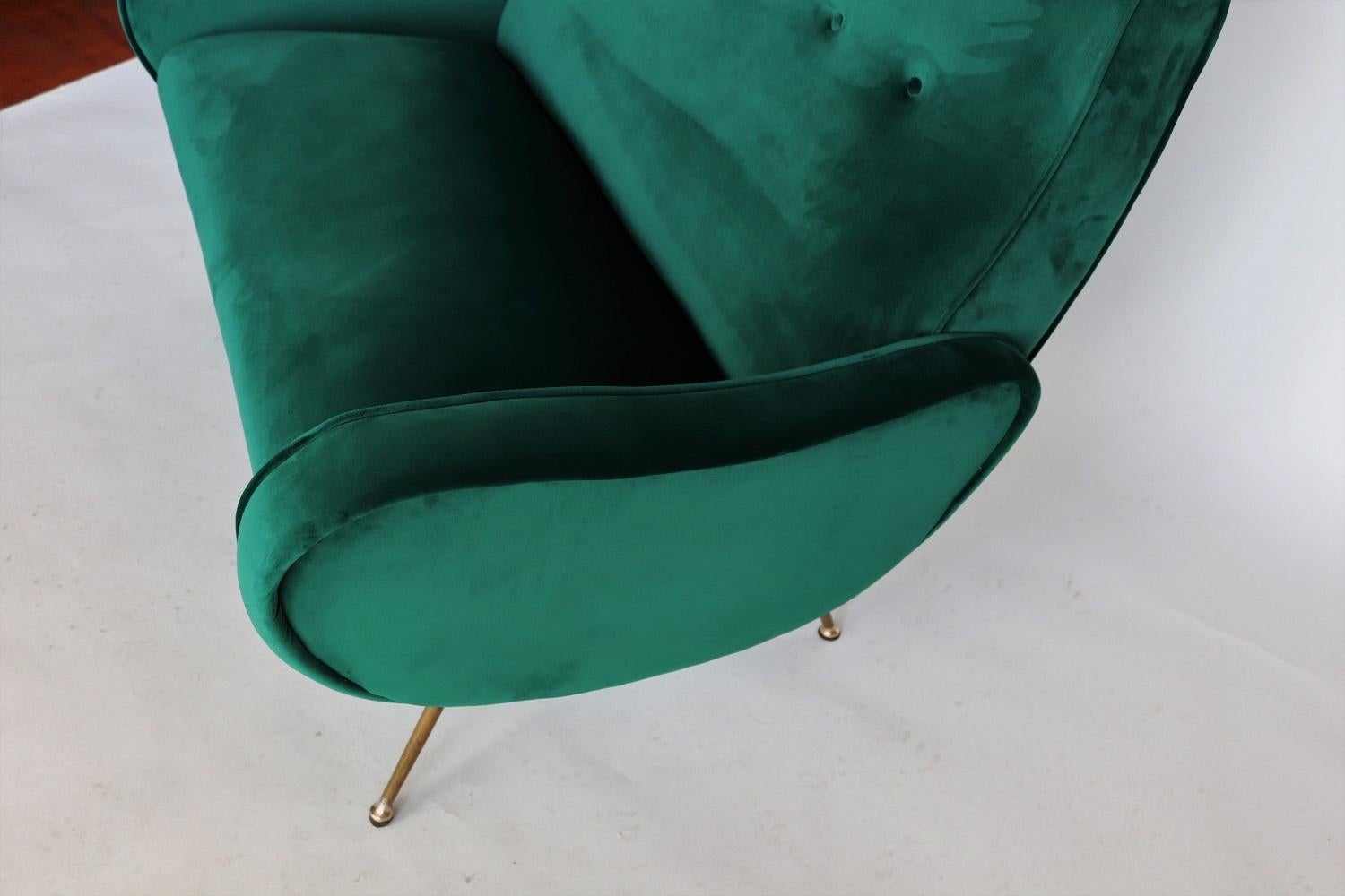 Italian Midcentury Sofa in New Green Velvet and Brass Tipps, 1950s In Good Condition For Sale In Morazzone, Varese