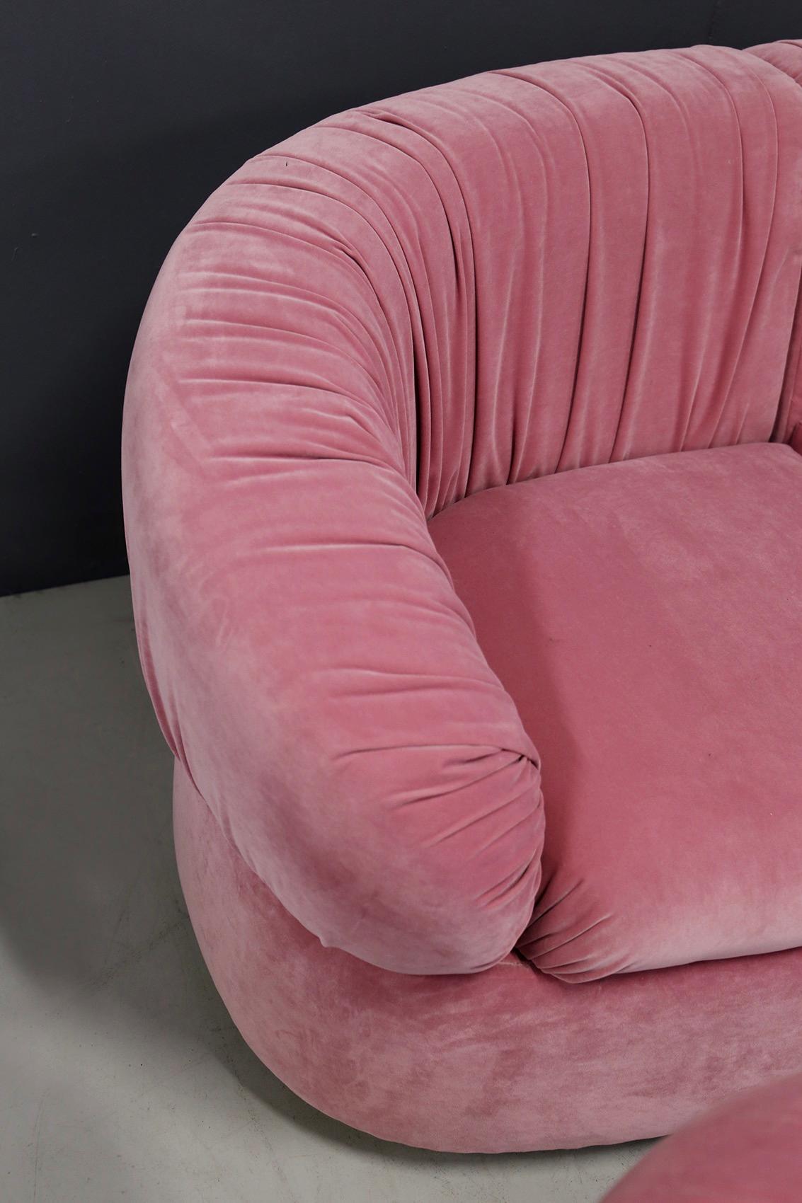 Large Italian modular sofa from the 1960s. The sofa has been restored in pink velvet fabric. The sofa is composed of 4 elements: An armchair, 1 corner and a central module and a seat that closes the sofa. The sofa is easily modular thanks to its