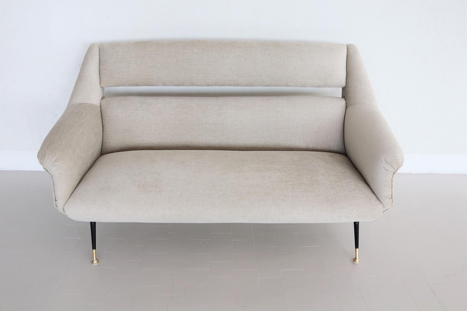 Italian Midcentury Sofa with New Upholstery and Brass Stiletto Feet, 1950s In Good Condition In Morazzone, Varese