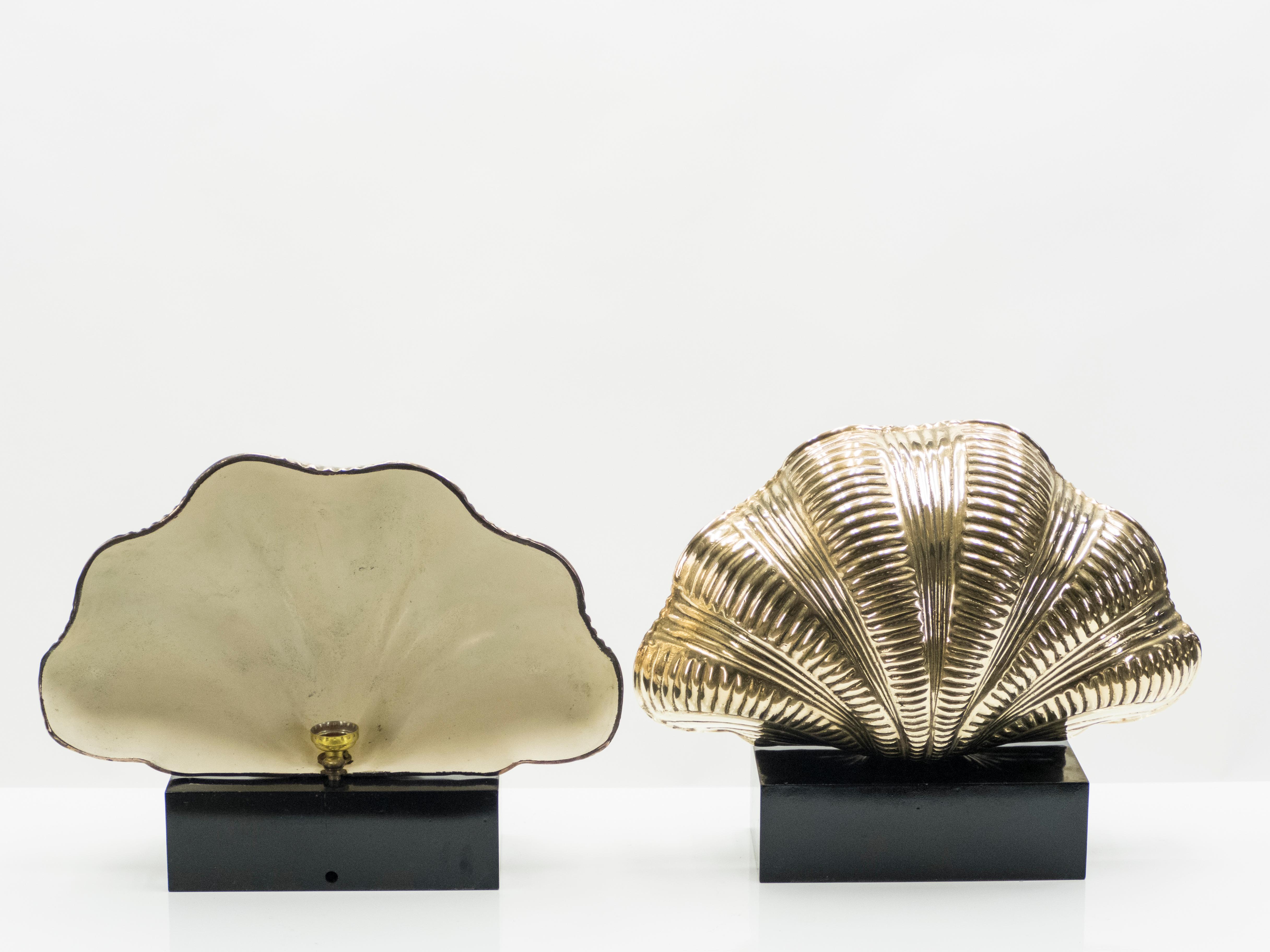 Italiano Lampade da tavolo a conchiglia in ottone massiccio del Midcentury italiano 1960 in vendita