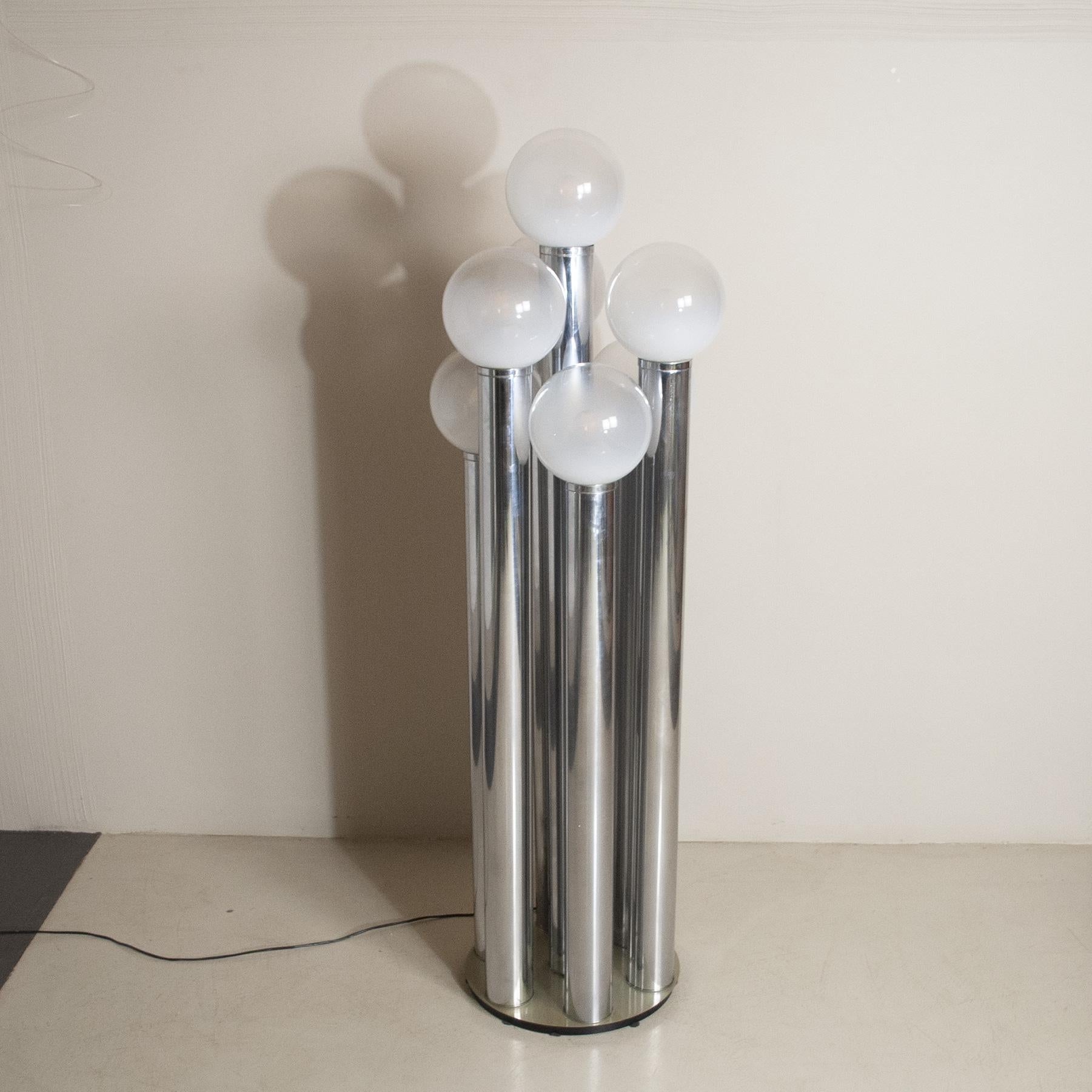 Lampada da terra composta da sei luci in vetro satinato e metallo cromato, produzione italiana, anni '70, nello stile di Goffredo Reggiani.