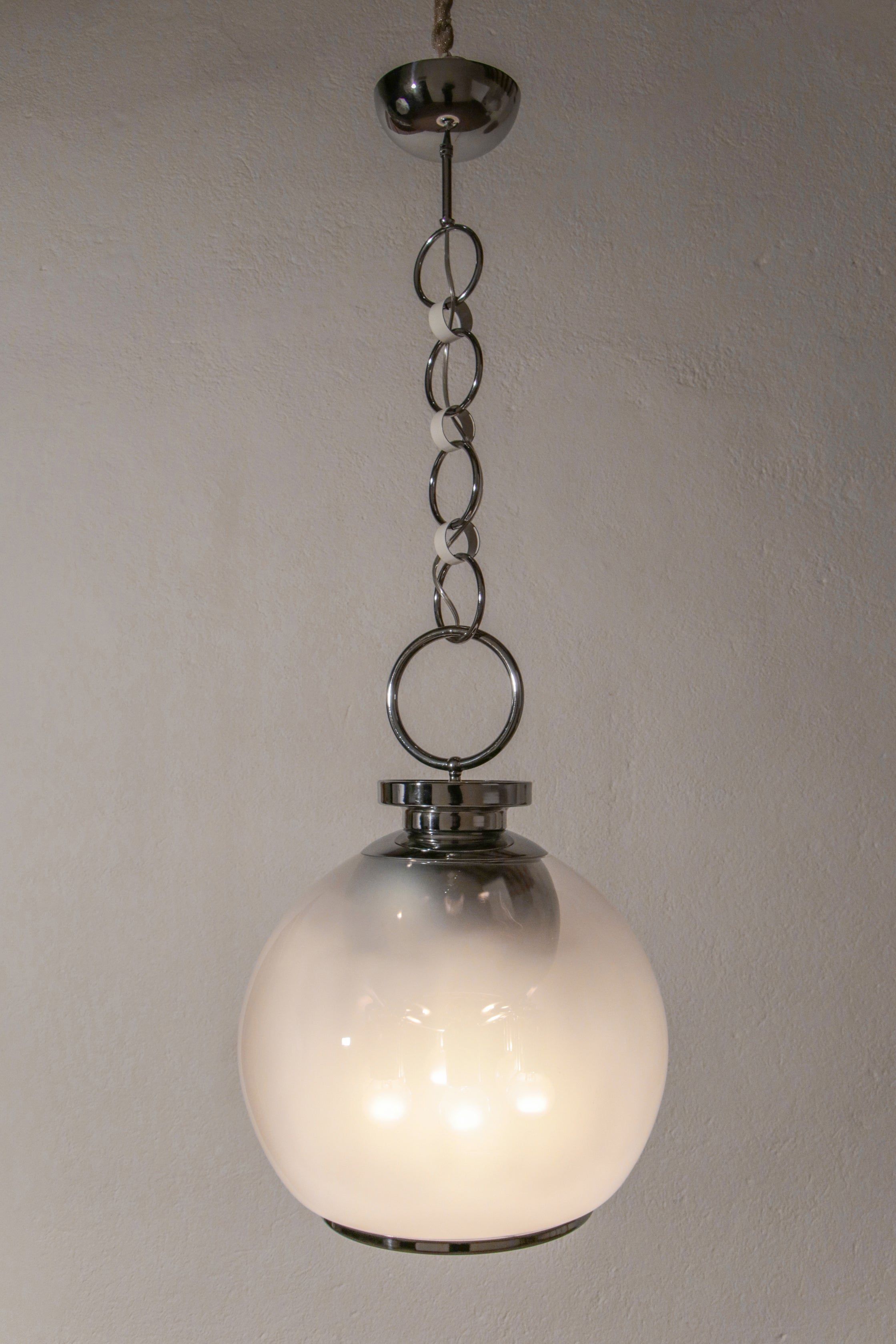 Lampe à suspension italienne de l'ère spatiale du milieu du siècle dernier, conçue par Carlo Nason pour Mazzega