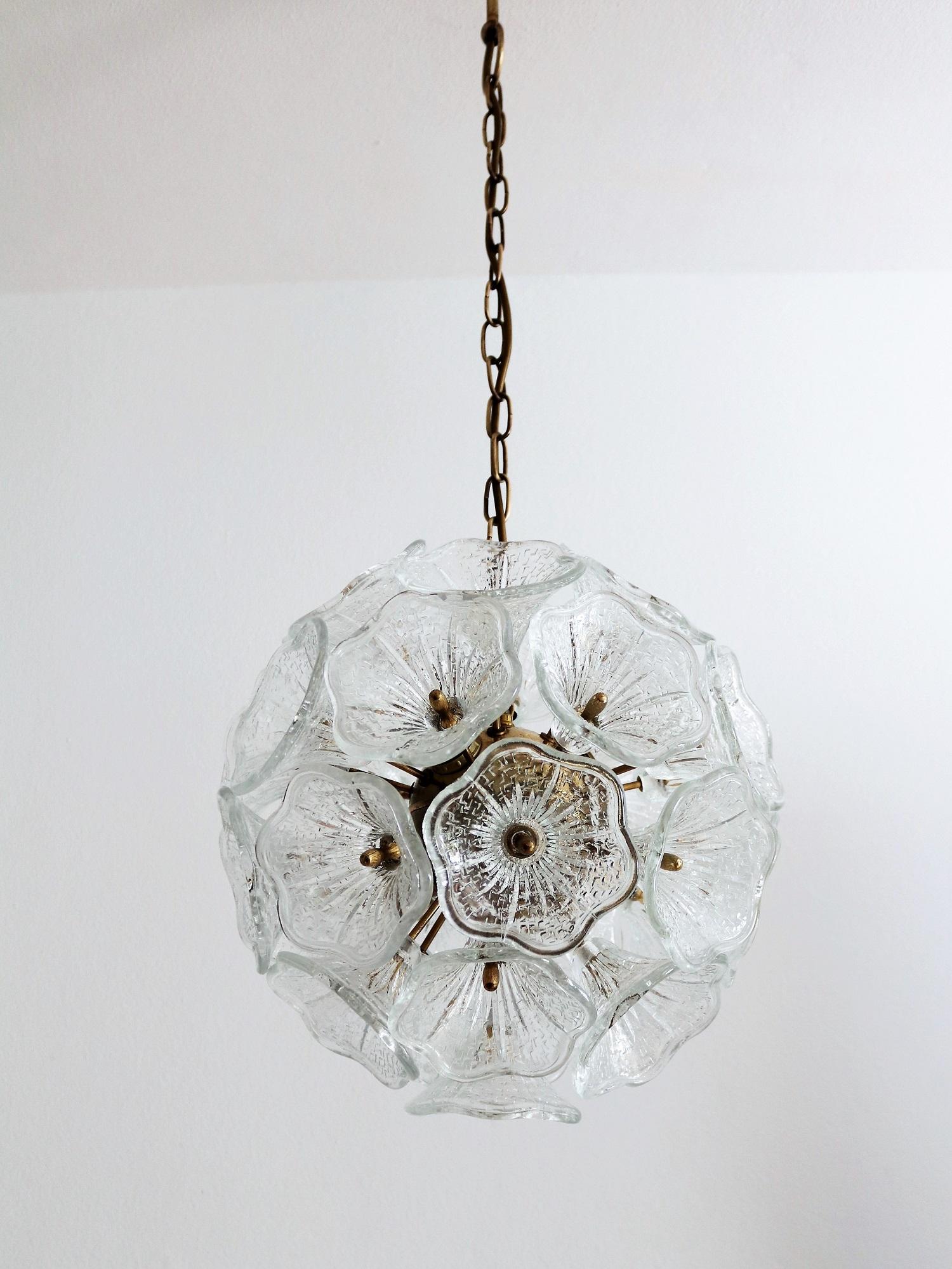 Italian Midcentury Sputnik Glass and Brass Chandelier by Venini, 1960s In Good Condition In Morazzone, Varese