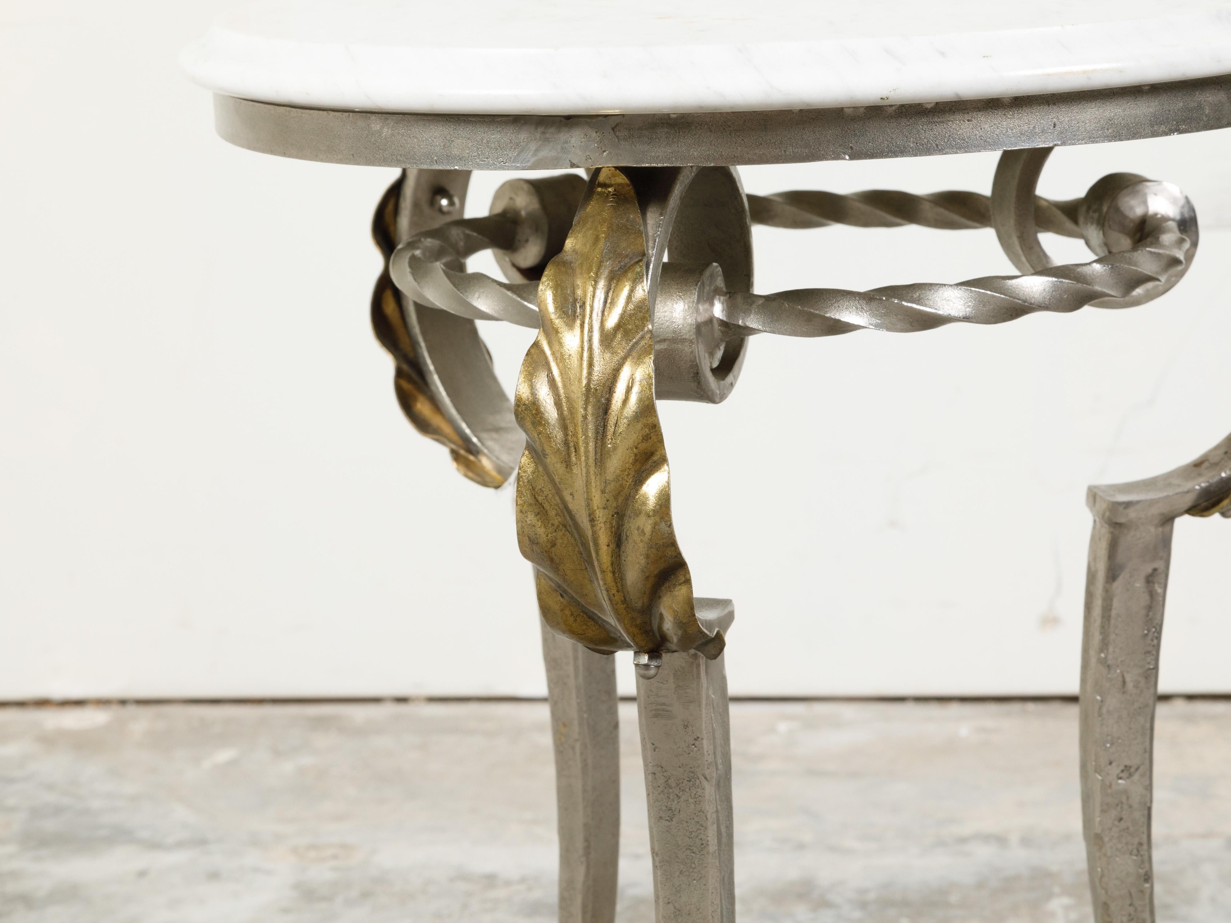 Table d'appoint italienne en acier du milieu du siècle dernier avec plateau circulaire en marbre blanc et pieds en forme de sabot en vente 3