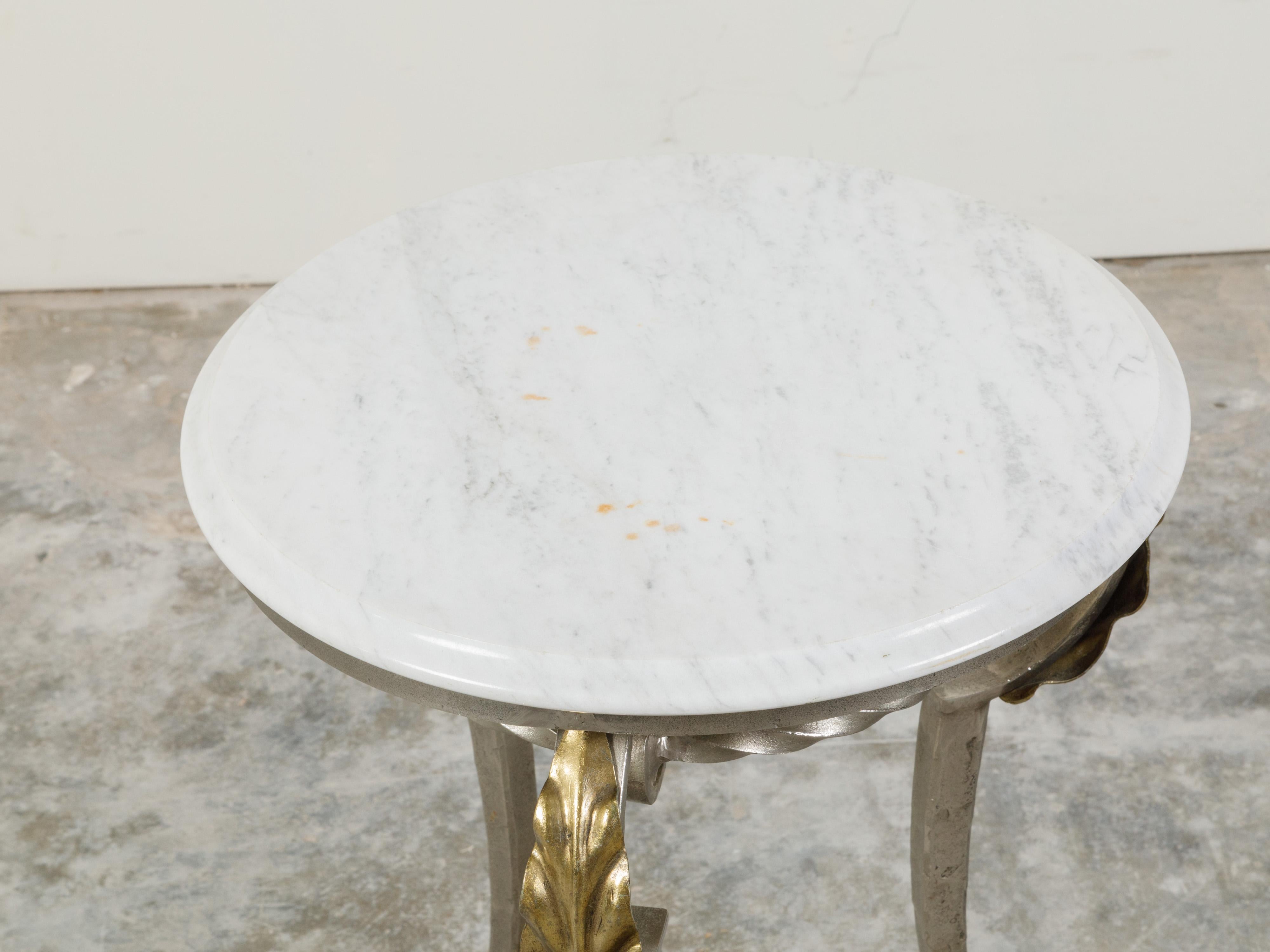 Mid-Century Modern Table d'appoint italienne en acier du milieu du siècle dernier avec plateau circulaire en marbre blanc et pieds en forme de sabot en vente