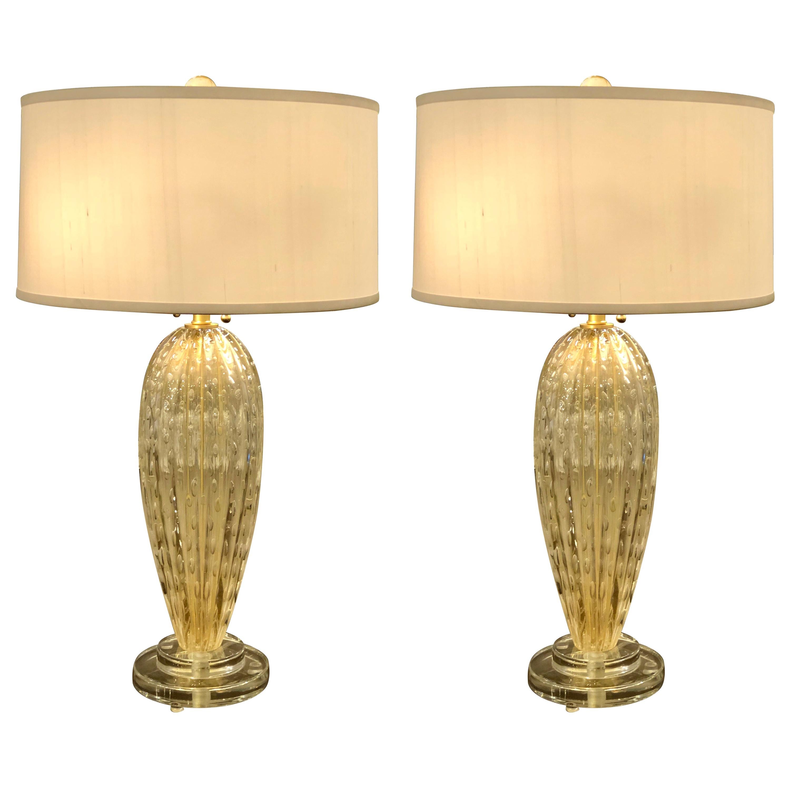 Paire de lampes de table italiennes en verre vnitien et de Murano, transparentes et dores, style Midcentury