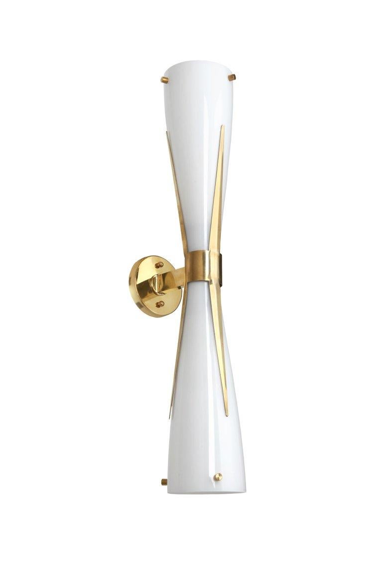 Lampe italienne en verre en forme de sablier avec manchette en laiton et détails de tessons.

Inspiré du design italien du milieu du siècle dernier, l'aspect faussement vintage provient du laiton naturel, travaillé selon la méthode traditionnelle