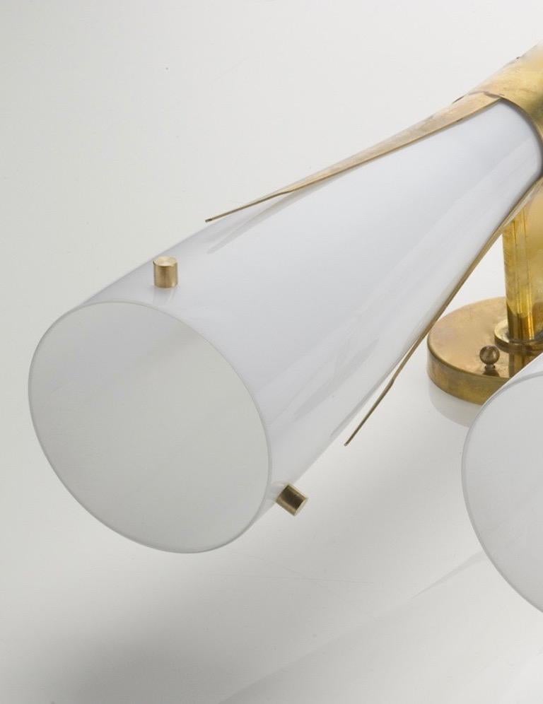 XXIe siècle et contemporain Applique en verre et laiton de style Midcentury italien à verre en forme d'heure