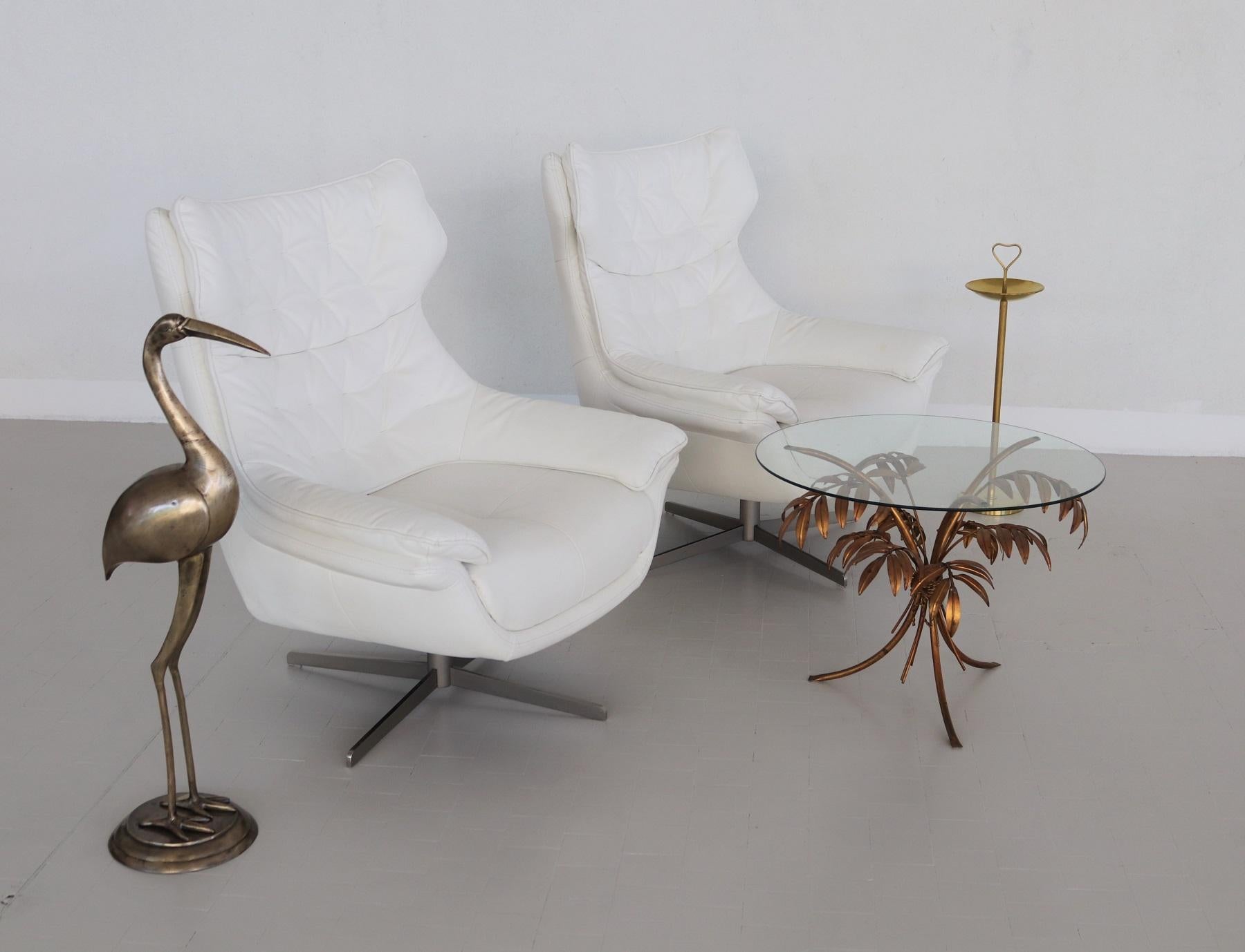 Comfortable set of two swivel armchairs, made in Northern Italy, in the 1980s.
Very good craftsmanship.
The armchairs are made of cow leather in white, and offer a comfortable sitting experience.
The swivel frame under the seat is made of strong