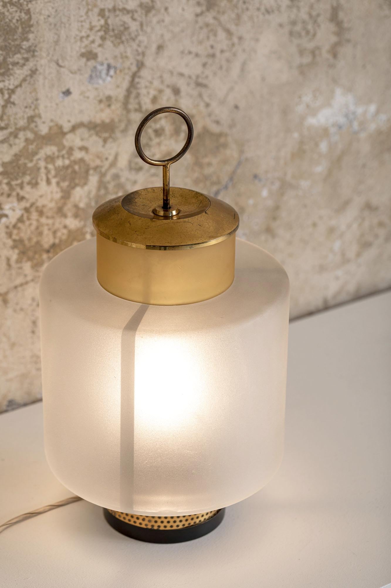 Rare glass and brass table lamp by Stilnovo.
Charming and elegant lantern. Original label.
Model 8052 published on Stilnovo by Luminaires- moderniste.