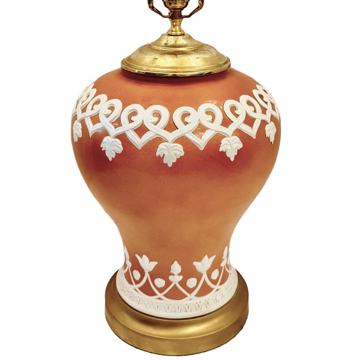 Lampada in porcellana del 1940 circa con base dorata.

Misure:
Altezza del corpo: 15,5
Altezza del piano d'appoggio dell'ombrellone: 24.5