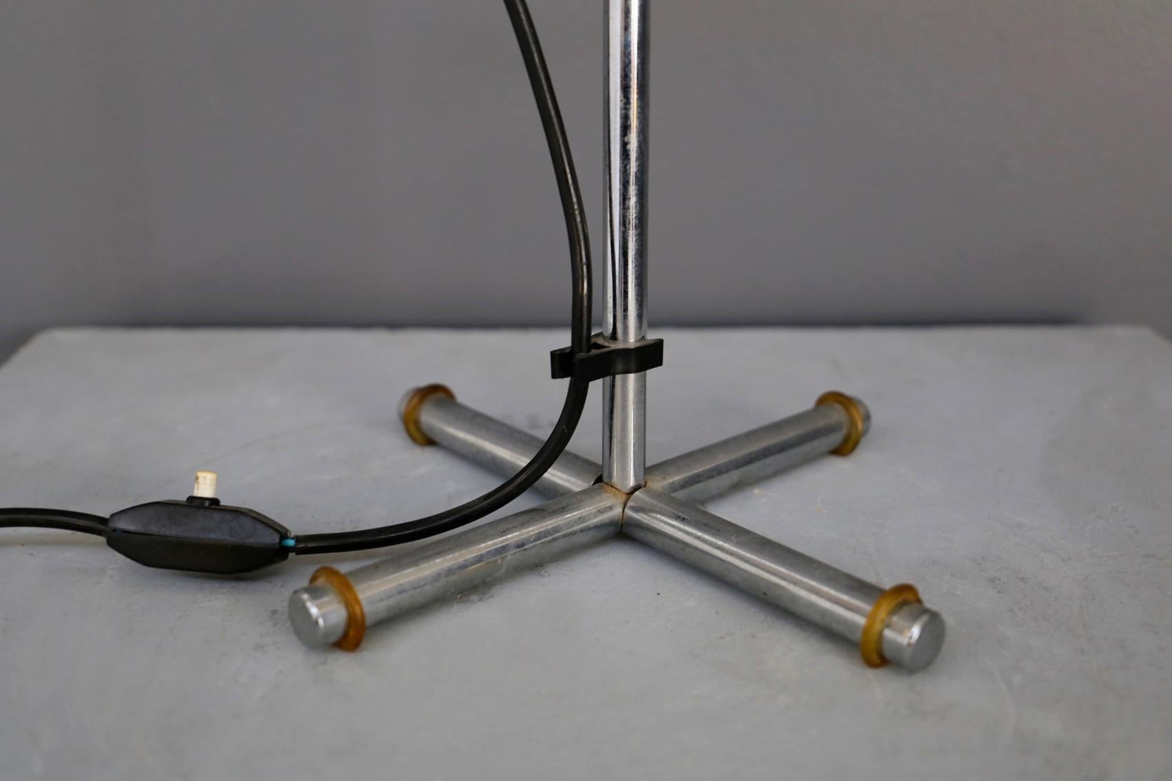 Italian manufacture table lamp from circa 1960. The lamp is made of chrome-plated tubular steel. The light has only one bulb. At the base of the pedestal in the 4 vertices there are grommets that act as anti-slip. The table lamp is in good condition