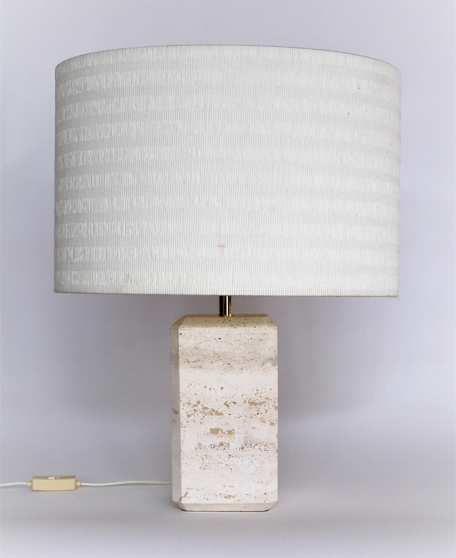Laiton Lampe de bureau italienne du milieu du siècle dernier en marbre travertin avec abat-jour d'origine, années 1970 en vente