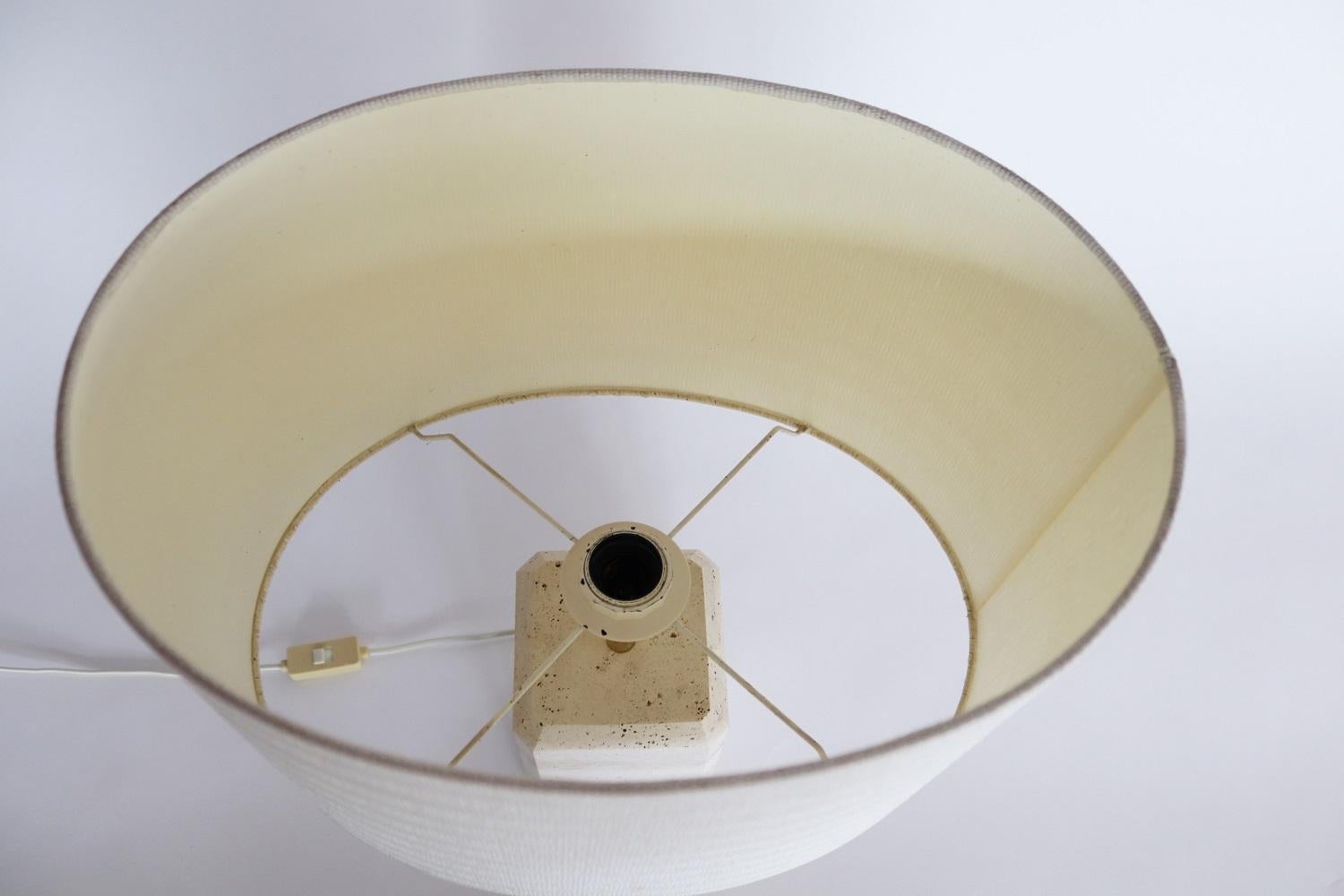 Italienische Mid-Century-Tischlampe aus Travertinmarmor mit originalem Lampenschirm, 1970er Jahre im Angebot 4