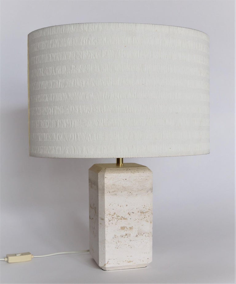 Beautiful table lamp in fine Travertine marble of Italian manufacturing of the 1970s.
It is equipped with its original lampshade, which seems made of paper or raffia and reminds to Japanese art works.
It is in very good condition and has only few