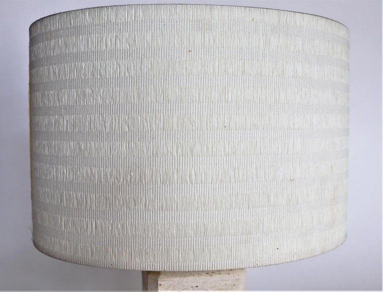 Italian Midcentury Table Lamp in Travertine Marble with Original Lampshade 1970s In Good Condition For Sale In Clivio, Varese