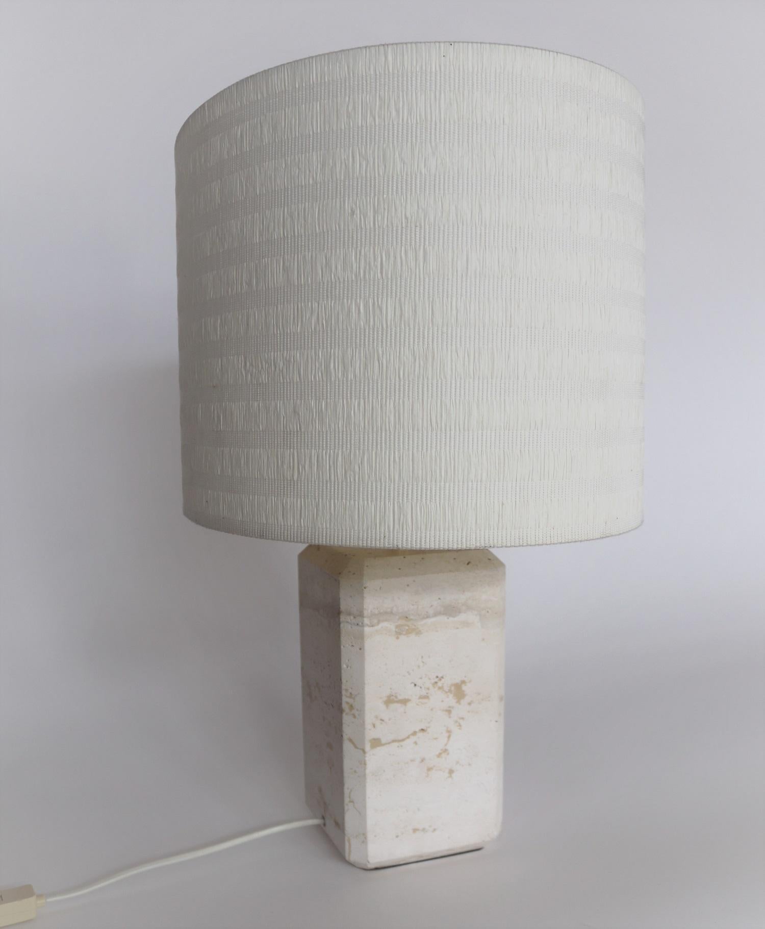 Milieu du XXe siècle Lampe de bureau italienne du milieu du siècle dernier en marbre travertin avec abat-jour d'origine, années 1970 en vente