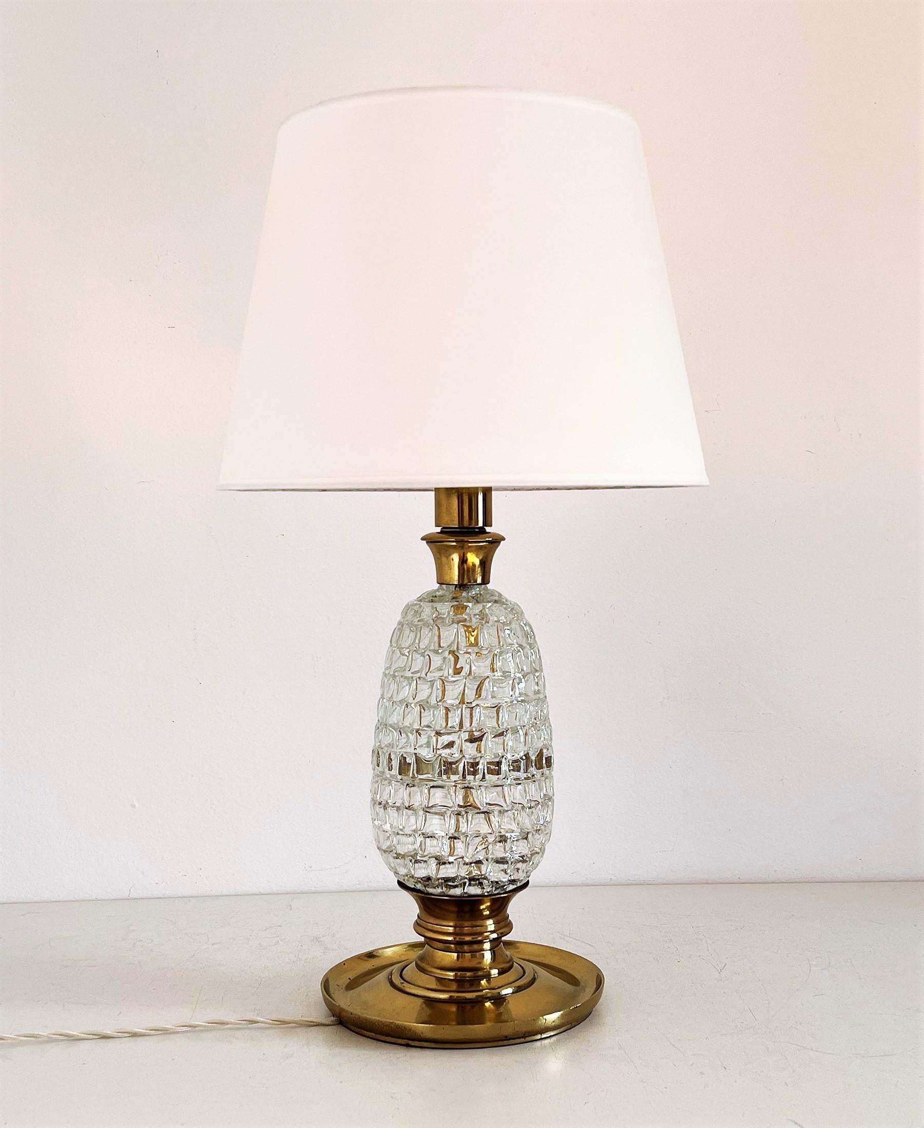 Italian Mid-Century Table Lamp with Brass and Creased Murano Glass Body, 1960s For Sale 4