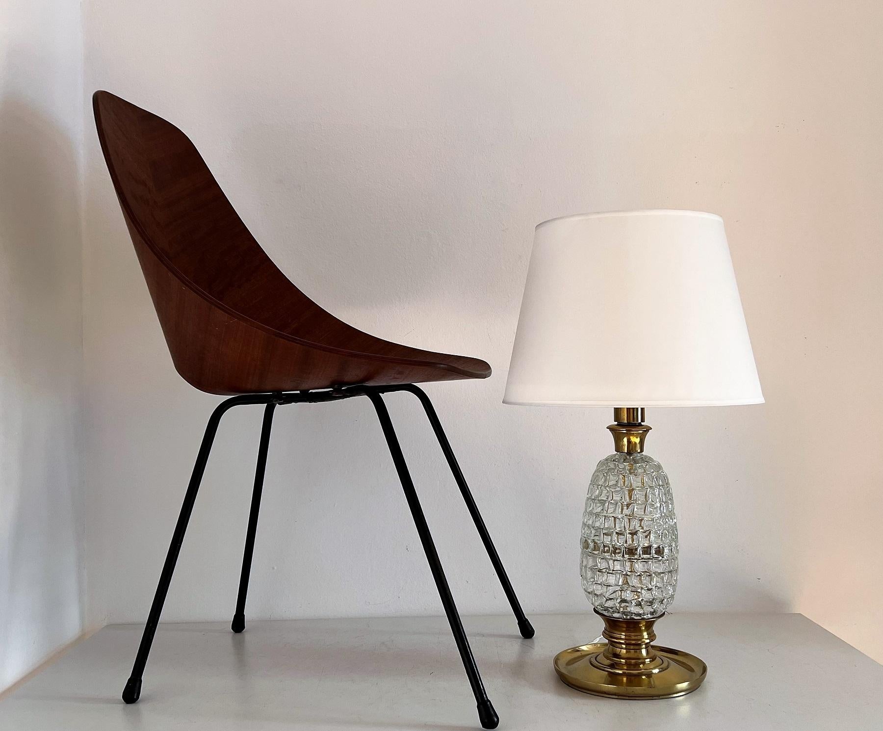 Mid-Century Modern Italian Mid-Century Table Lamp with Brass and Creased Murano Glass Body, 1960s For Sale