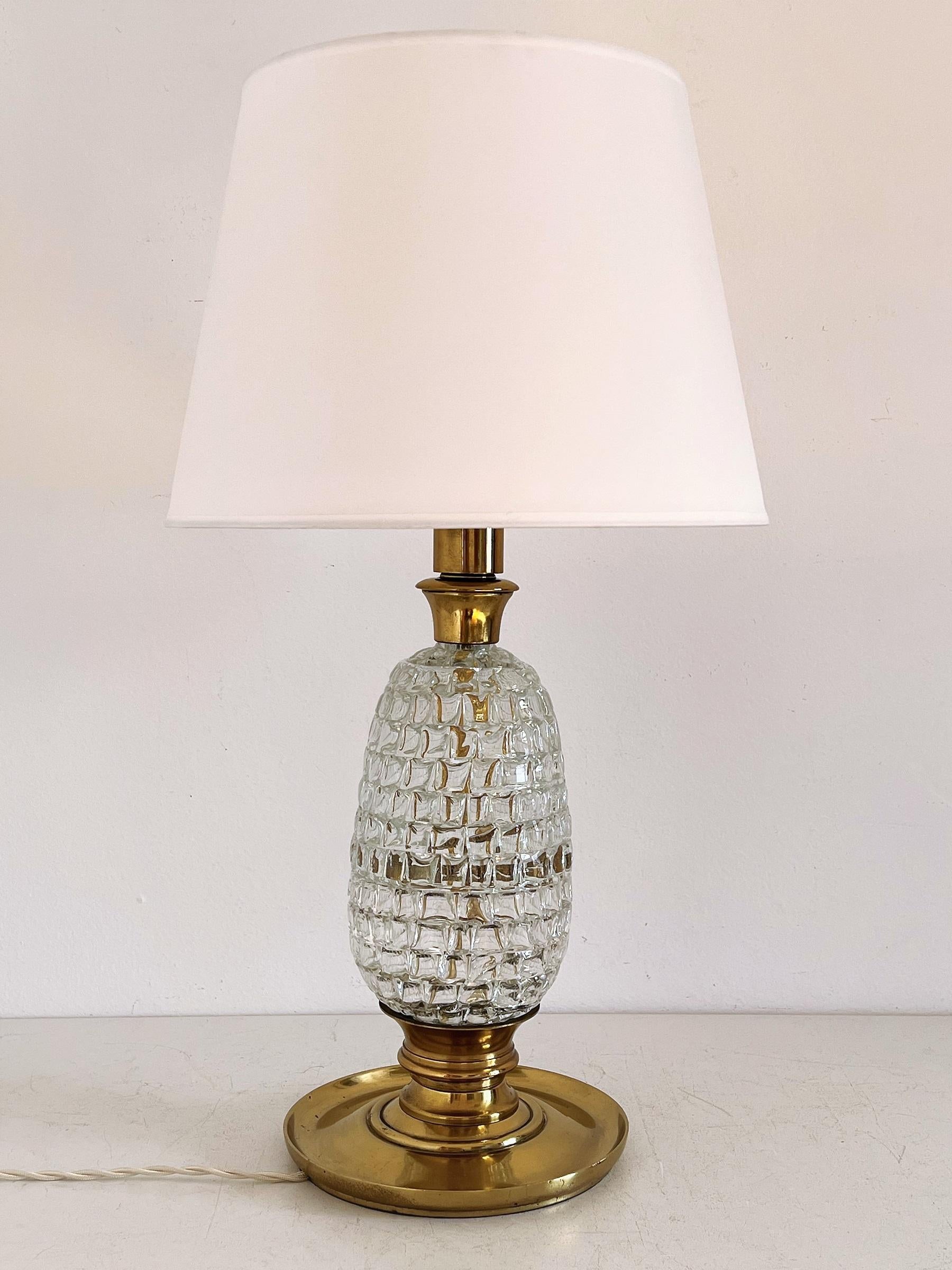 Hand-Crafted Italian Mid-Century Table Lamp with Brass and Creased Murano Glass Body, 1960s For Sale