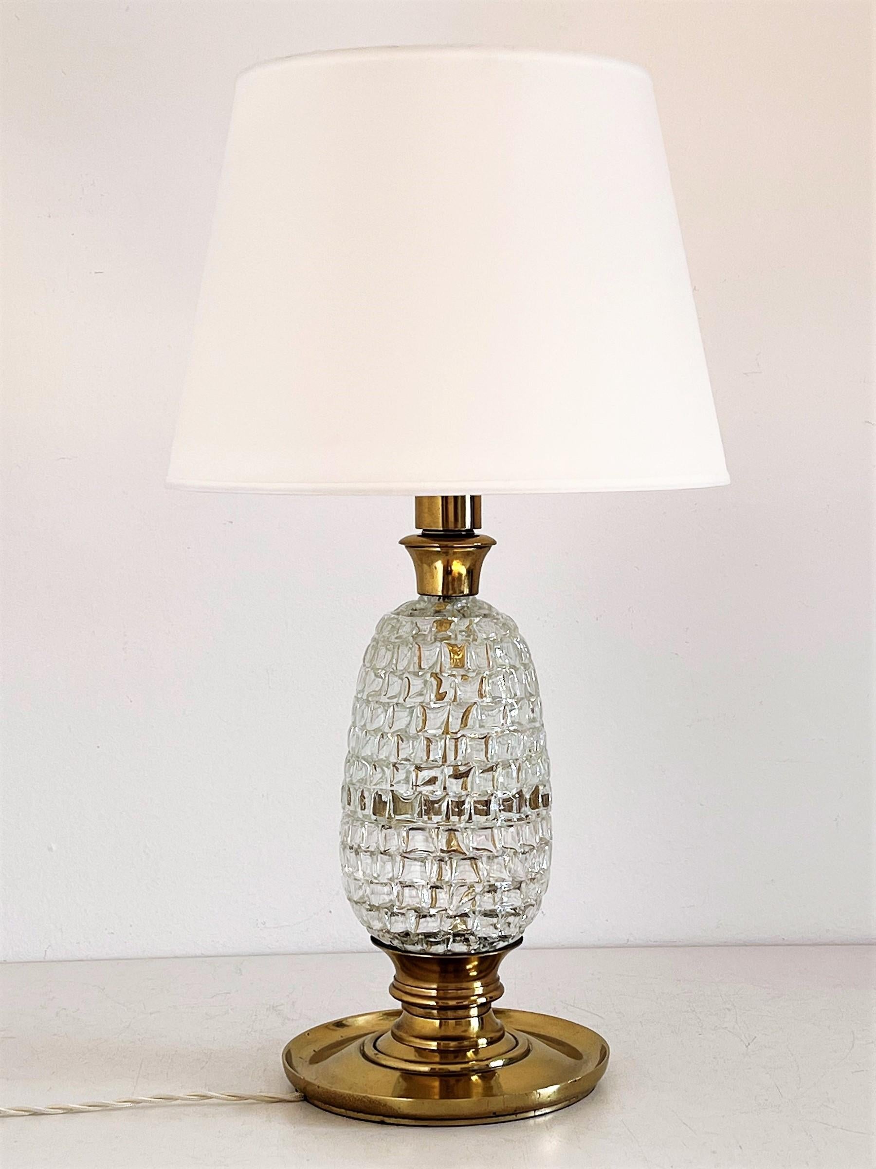 Italian Mid-Century Table Lamp with Brass and Creased Murano Glass Body, 1960s In Good Condition For Sale In Morazzone, Varese