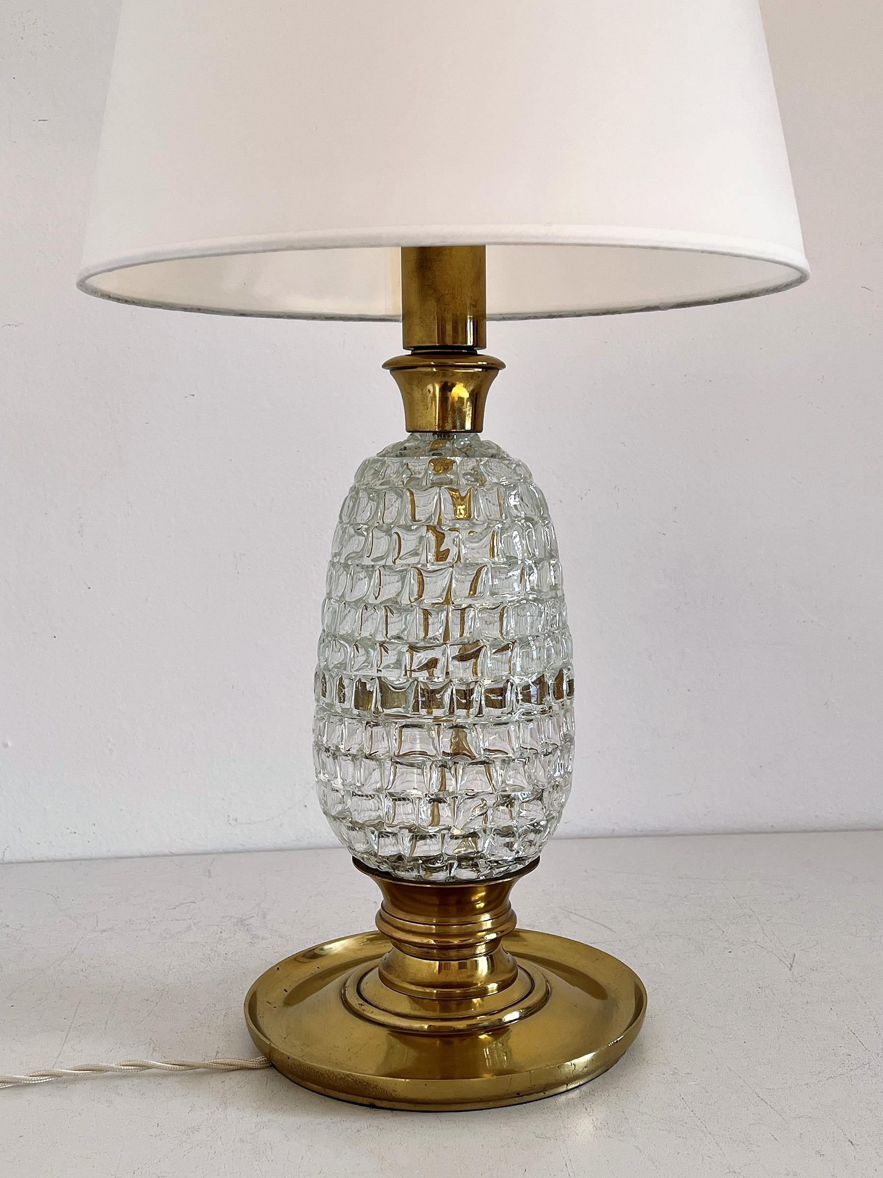 Mid-20th Century Italian Mid-Century Table Lamp with Brass and Creased Murano Glass Body, 1960s For Sale