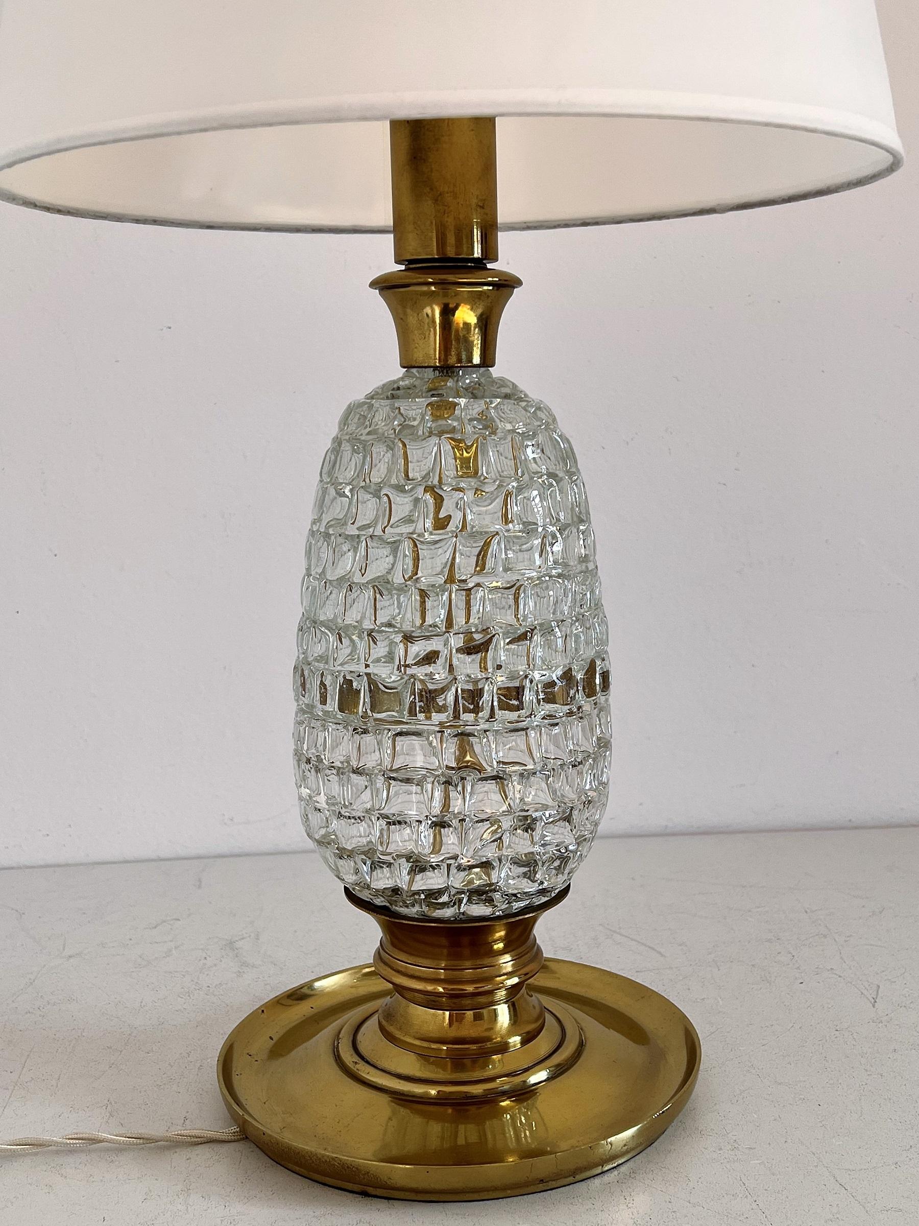 Laiton Lampe de bureau italienne du milieu du siècle dernier avec corps en laiton et verre de Murano sculpté, années 1960 en vente