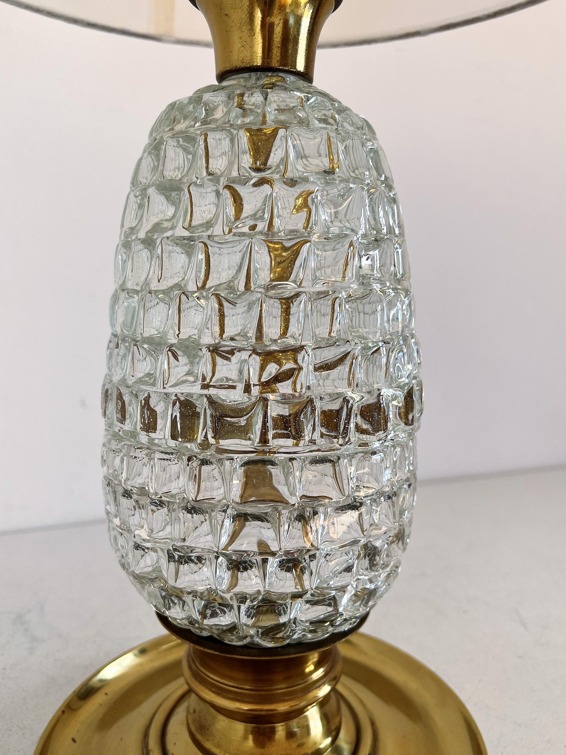 Lampe de bureau italienne du milieu du siècle dernier avec corps en laiton et verre de Murano sculpté, années 1960 en vente 2