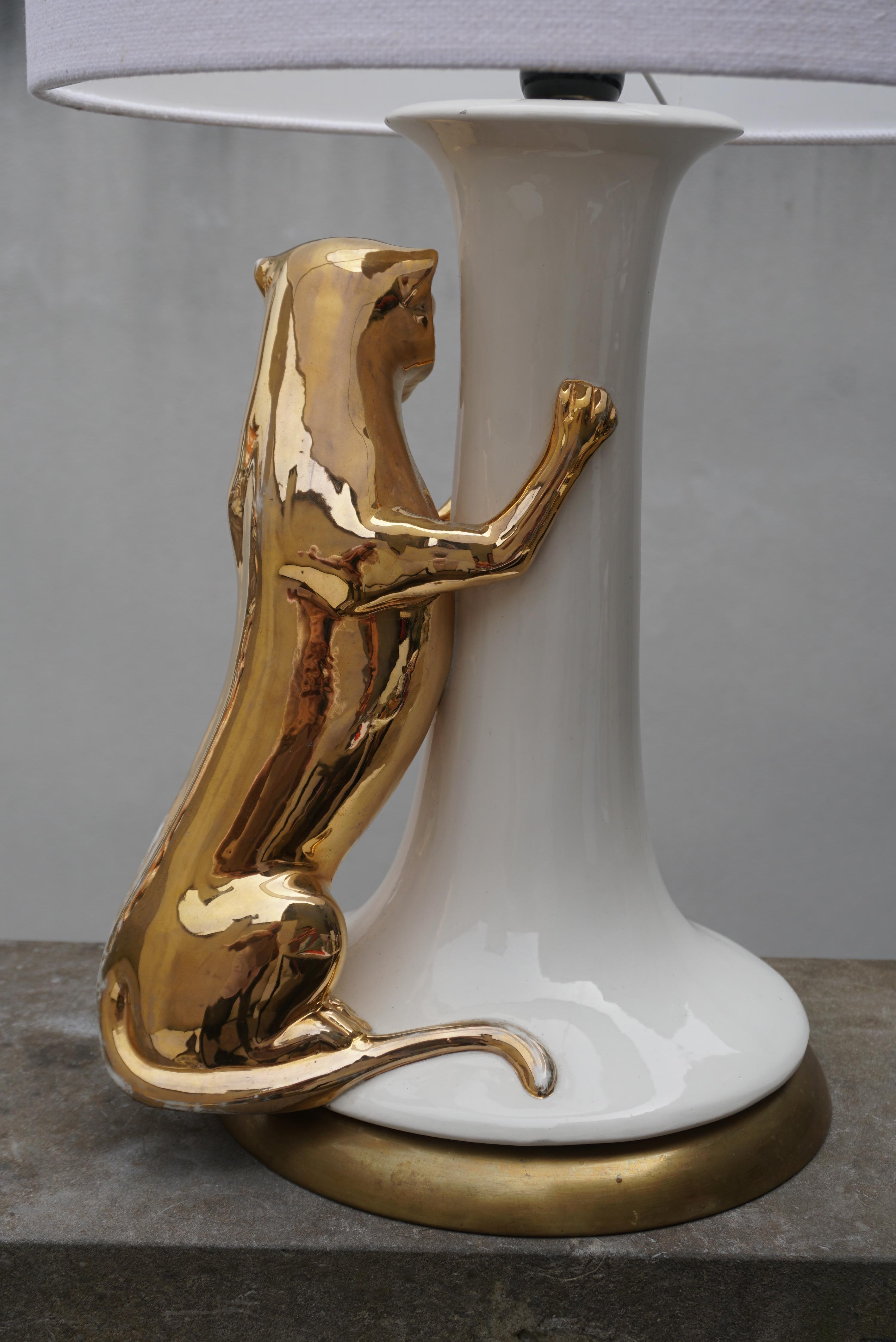 Lampada da tavolo italiana del Medioevo con pantera dorata in ceramica, anni '70 in vendita 2