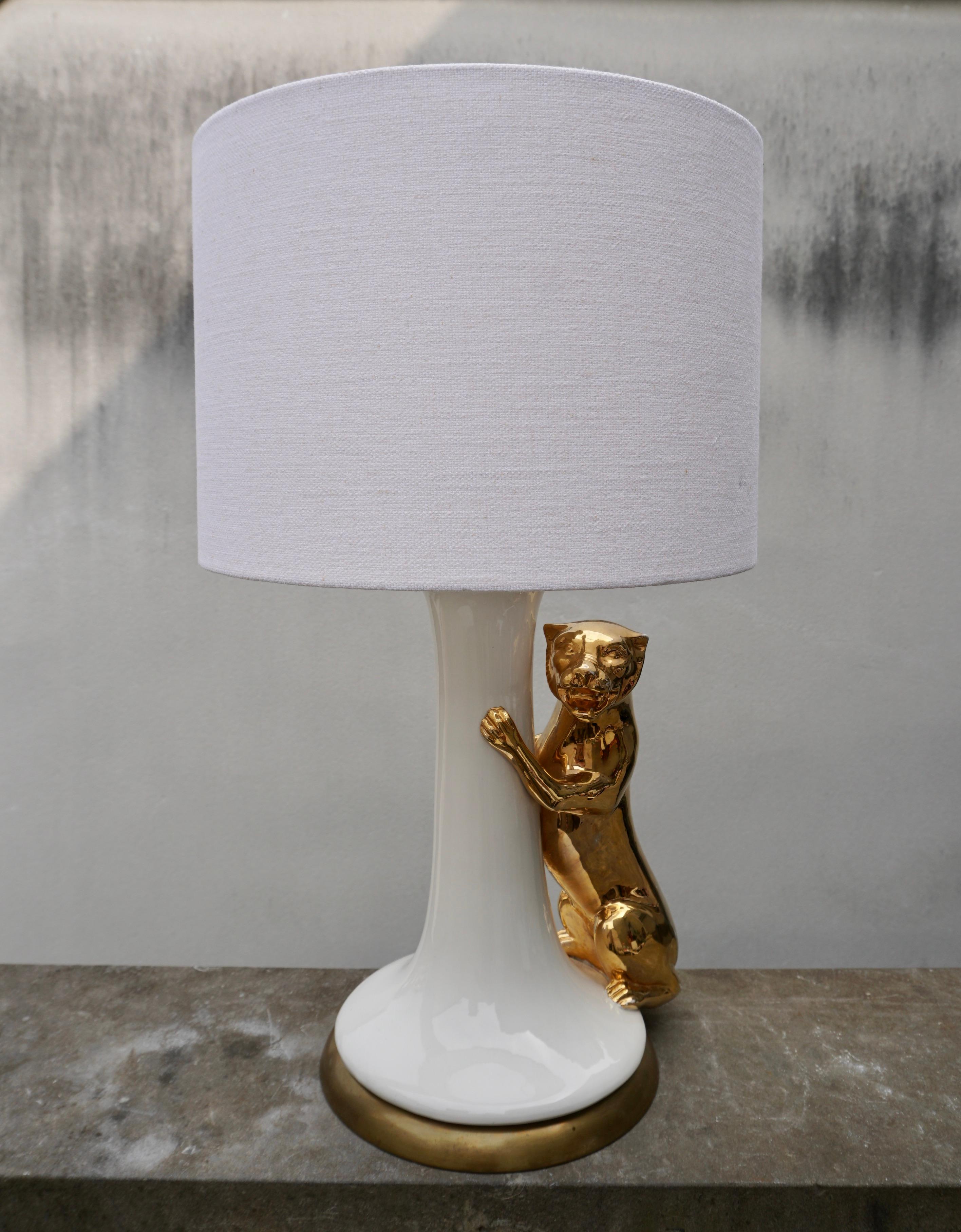 Splendida lampada da tavolo a forma di pantera, realizzata in ceramica dipinta a mano. Realizzata in Italia negli anni '70, la lampada funziona con una lampadina standard da 60W. 60W. 

Altezza con presa 16,1